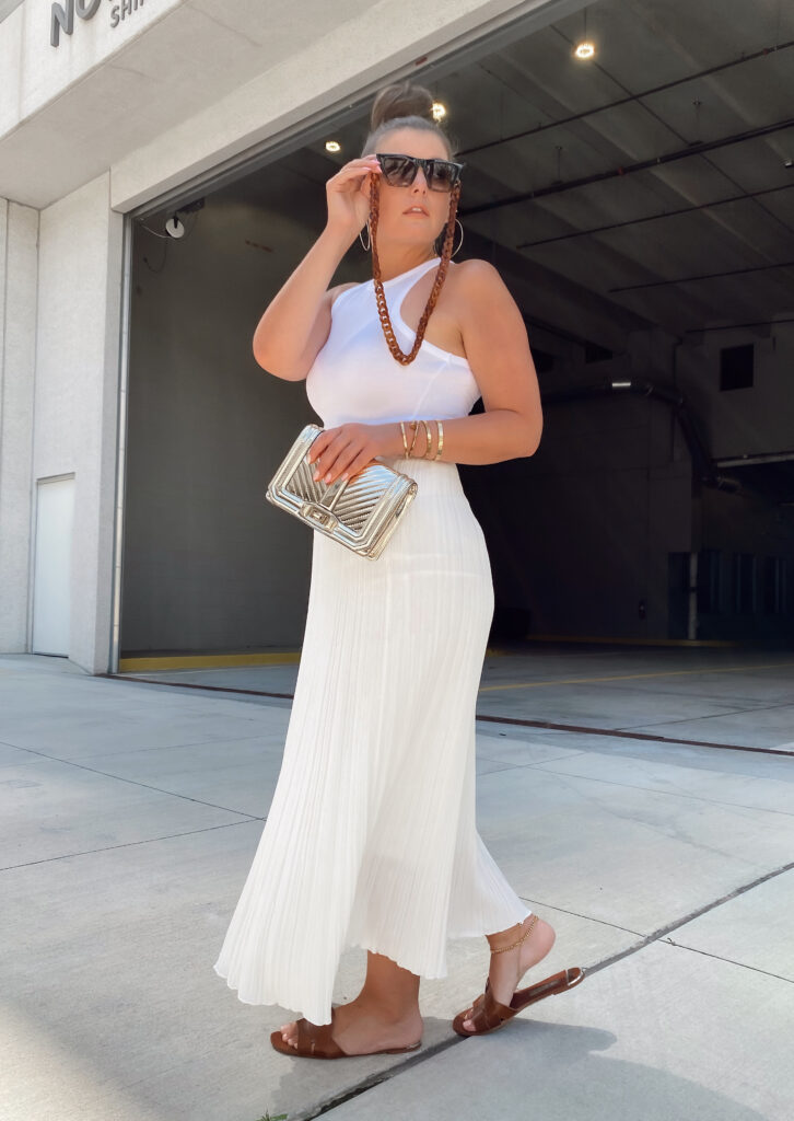 5 BASIC TANK TOP OUTFIT IDEAS: http://www.juliamarieb.com/2020/07/26/ro5:-white-tank/ | @julia.marie.b