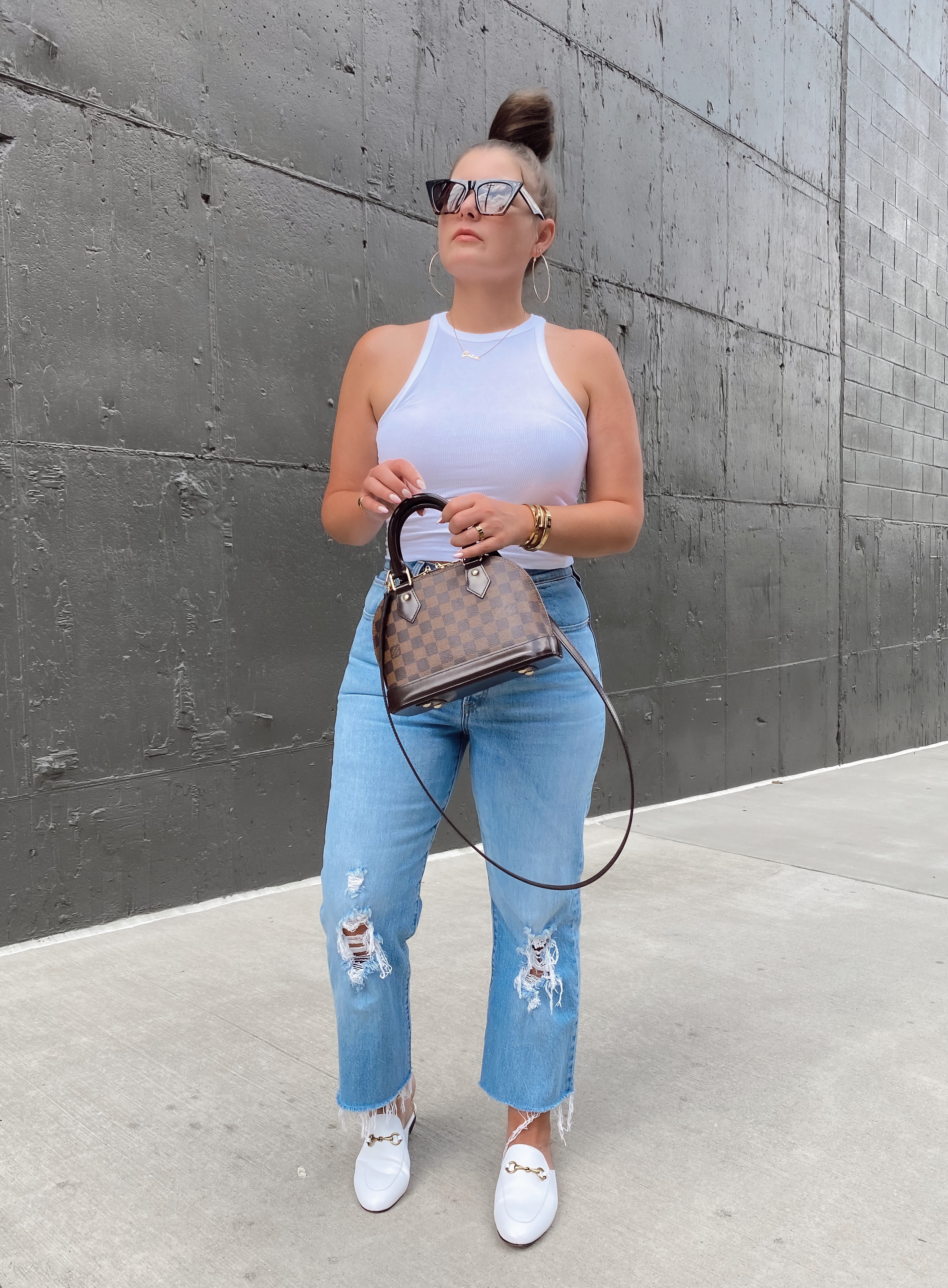 5 BASIC TANK TOP OUTFIT IDEAS: http://www.juliamarieb.com/2020/07/26/ro5:-white-tank/   |   @julia.marie.b