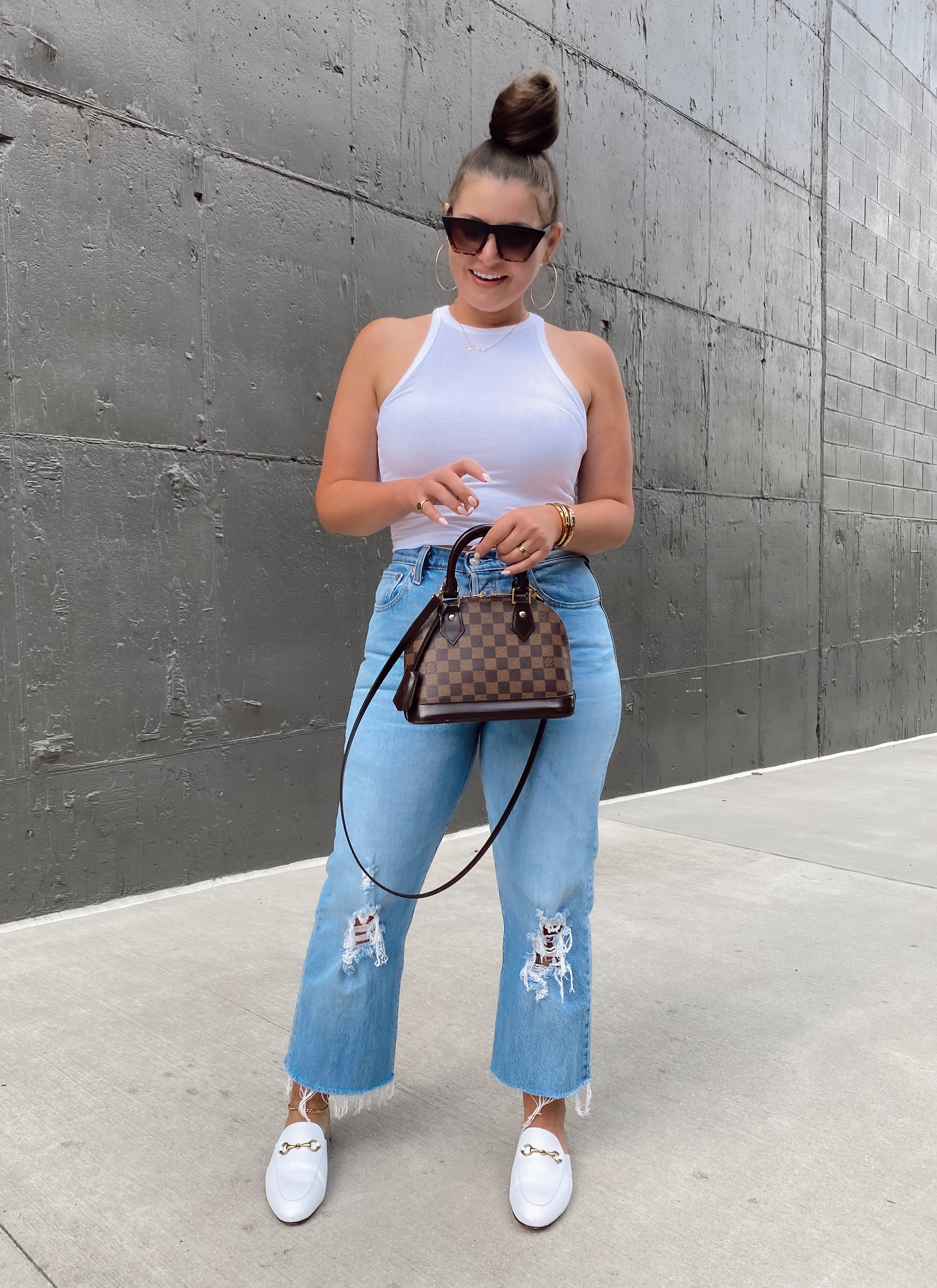 5 BASIC TANK TOP OUTFIT IDEAS: http://www.juliamarieb.com/2020/07/26/ro5:-white-tank/ | @julia.marie.b