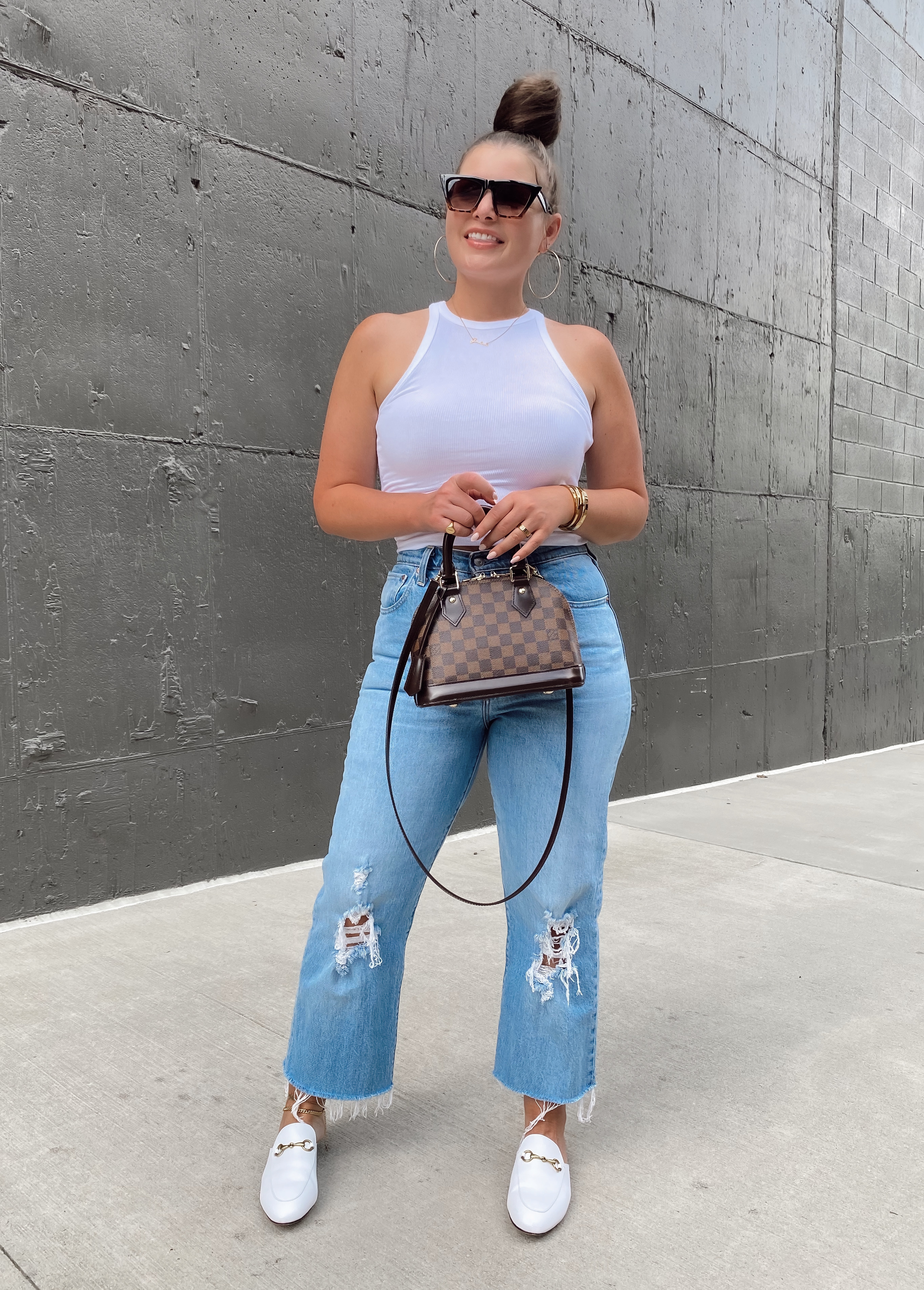 5 BASIC TANK TOP OUTFIT IDEAS: http://www.juliamarieb.com/2020/07/26/ro5:-white-tank/ | @julia.marie.b