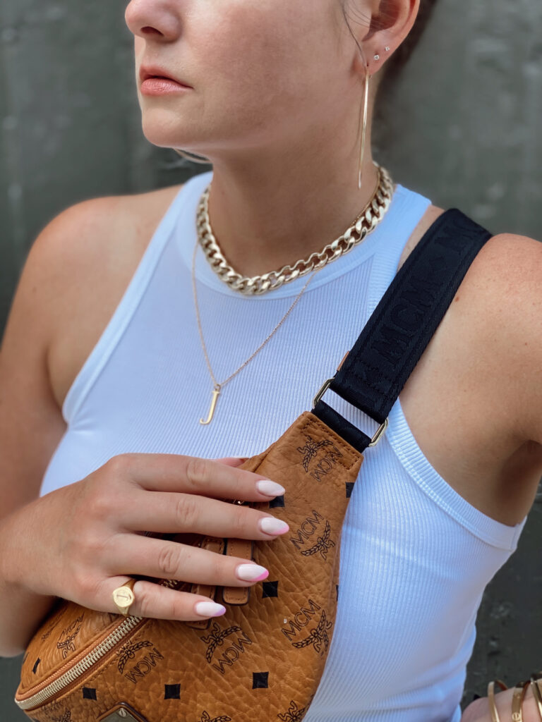 5 BASIC TANK TOP OUTFIT IDEAS: http://www.juliamarieb.com/2020/07/26/ro5:-white-tank/ | @julia.marie.b