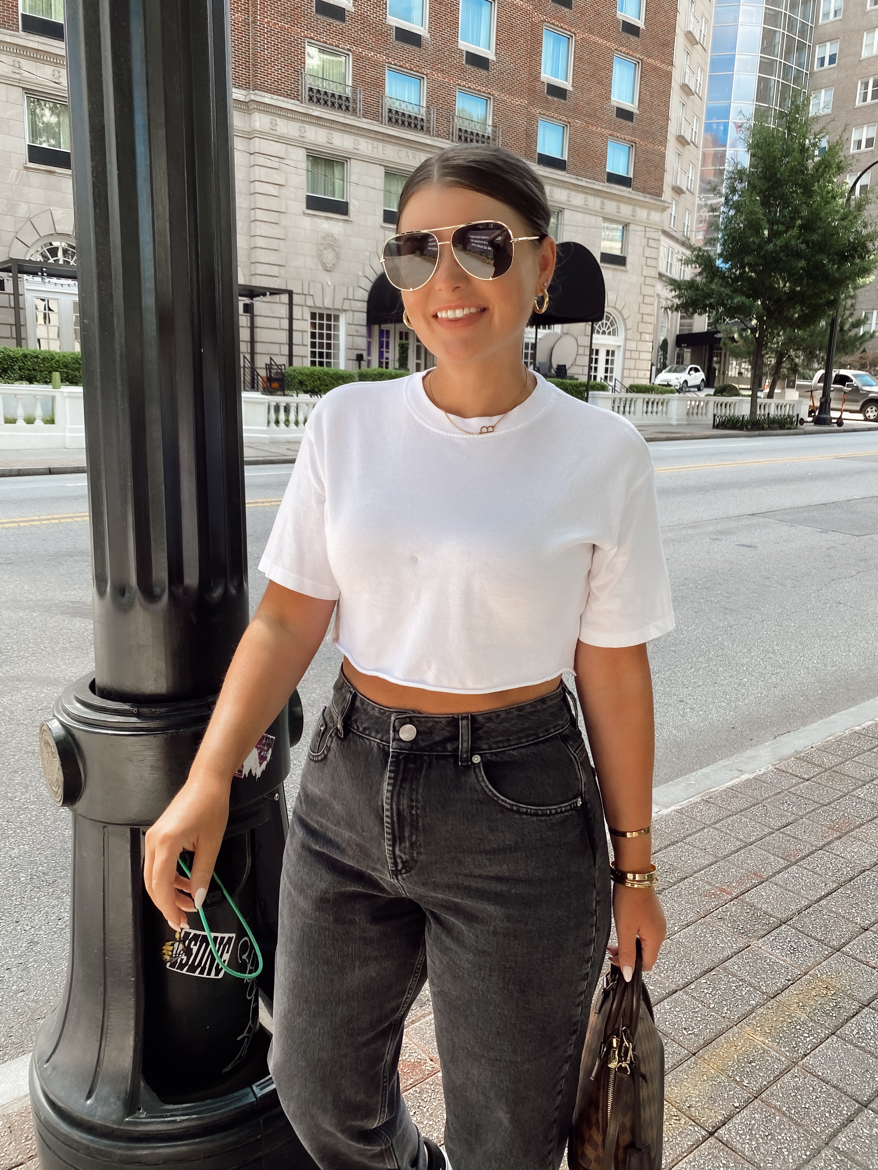 5 BLACK JEANS OUTFIT IDEAS FOR SUMMER: http://www.juliamarieb.com/2020/08/23/5-ways-to-wear-black-jeans-for-summer-|-the-rule-of-5/ | @julia.marie.b