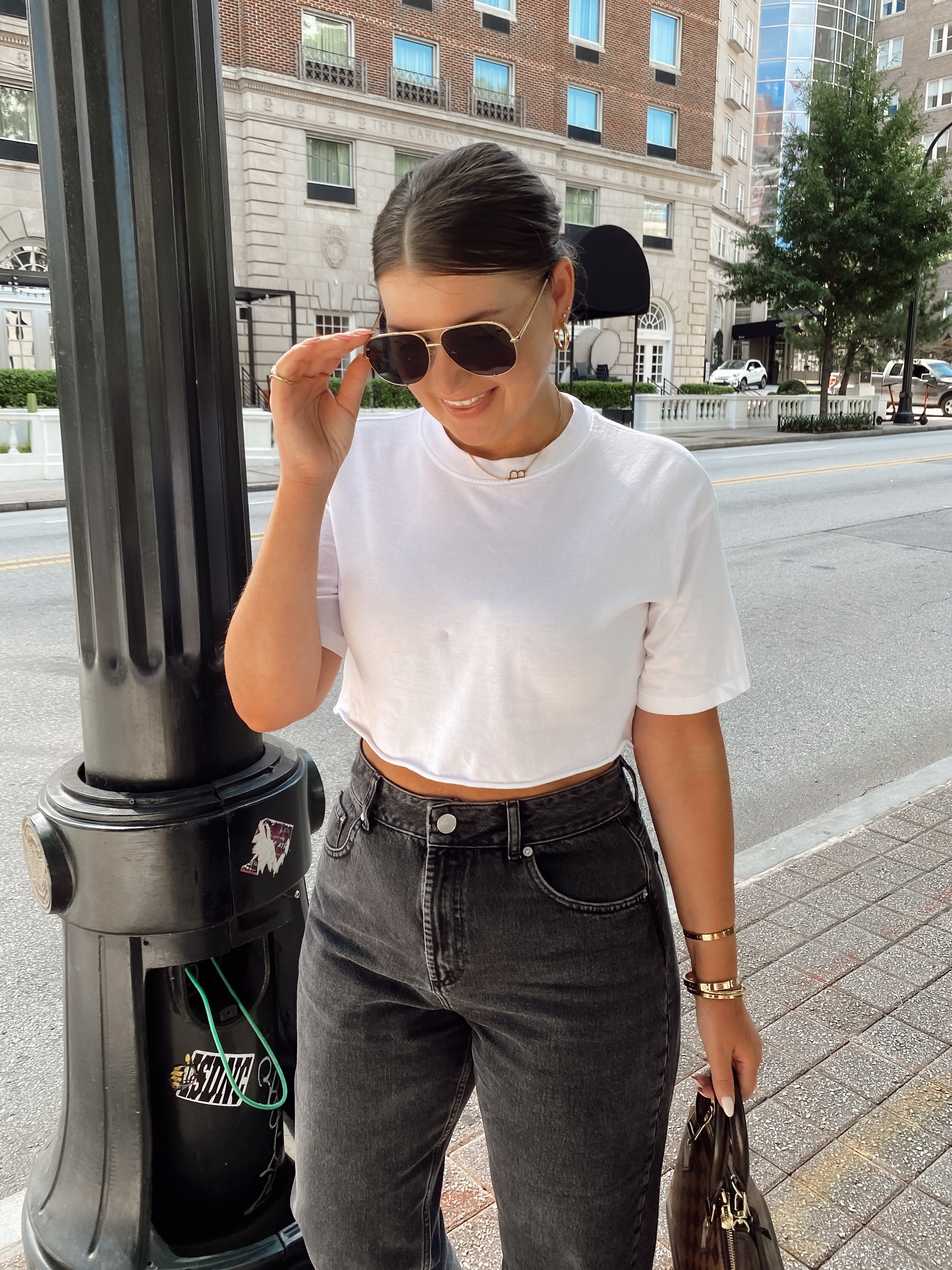 5 BLACK JEANS OUTFIT IDEAS FOR SUMMER: http://www.juliamarieb.com/2020/08/23/5-ways-to-wear-black-jeans-for-summer-|-the-rule-of-5/ | @julia.marie.b