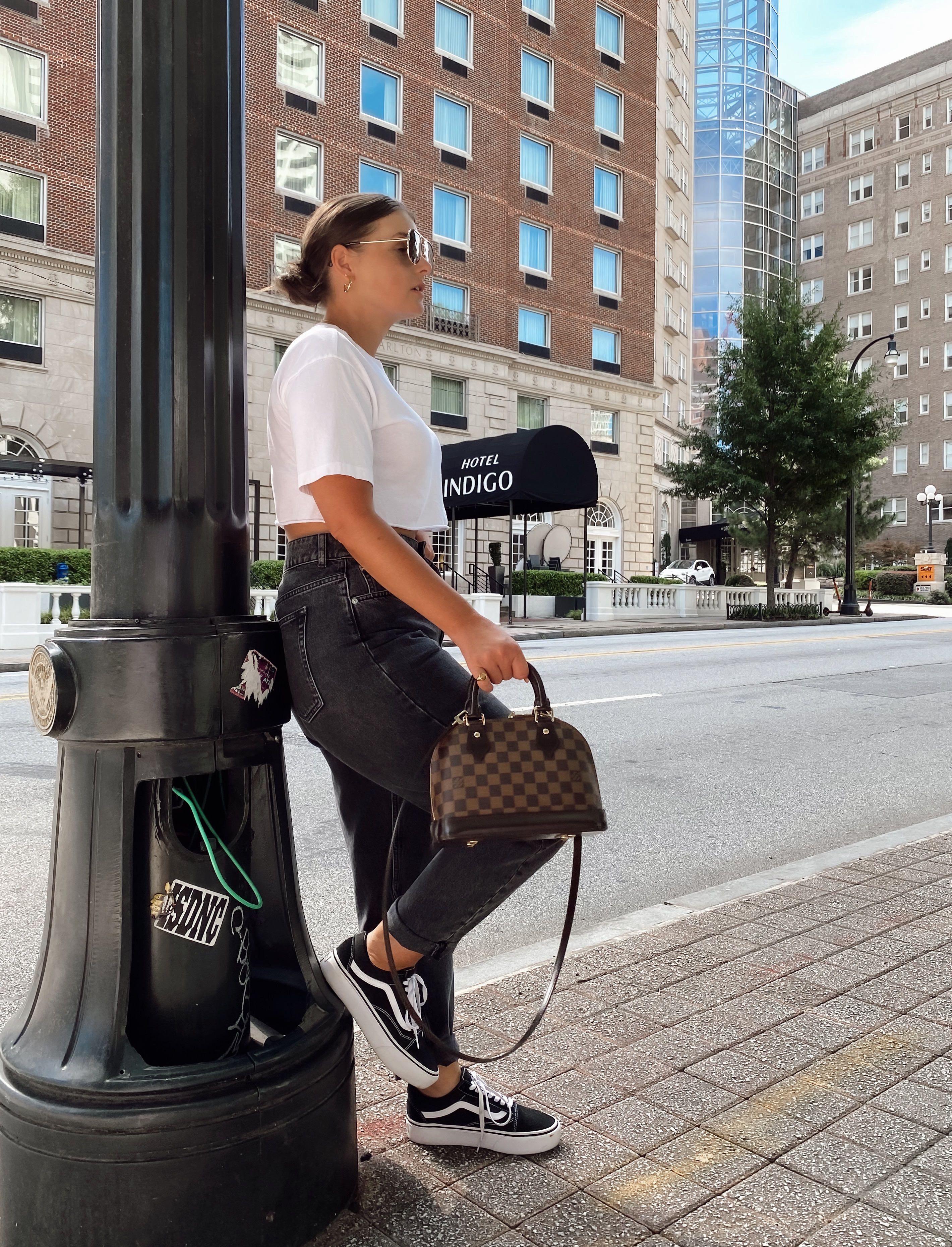 5 BLACK JEANS OUTFIT IDEAS FOR SUMMER: http://www.juliamarieb.com/2020/08/23/5-ways-to-wear-black-jeans-for-summer-|-the-rule-of-5/ | @julia.marie.b