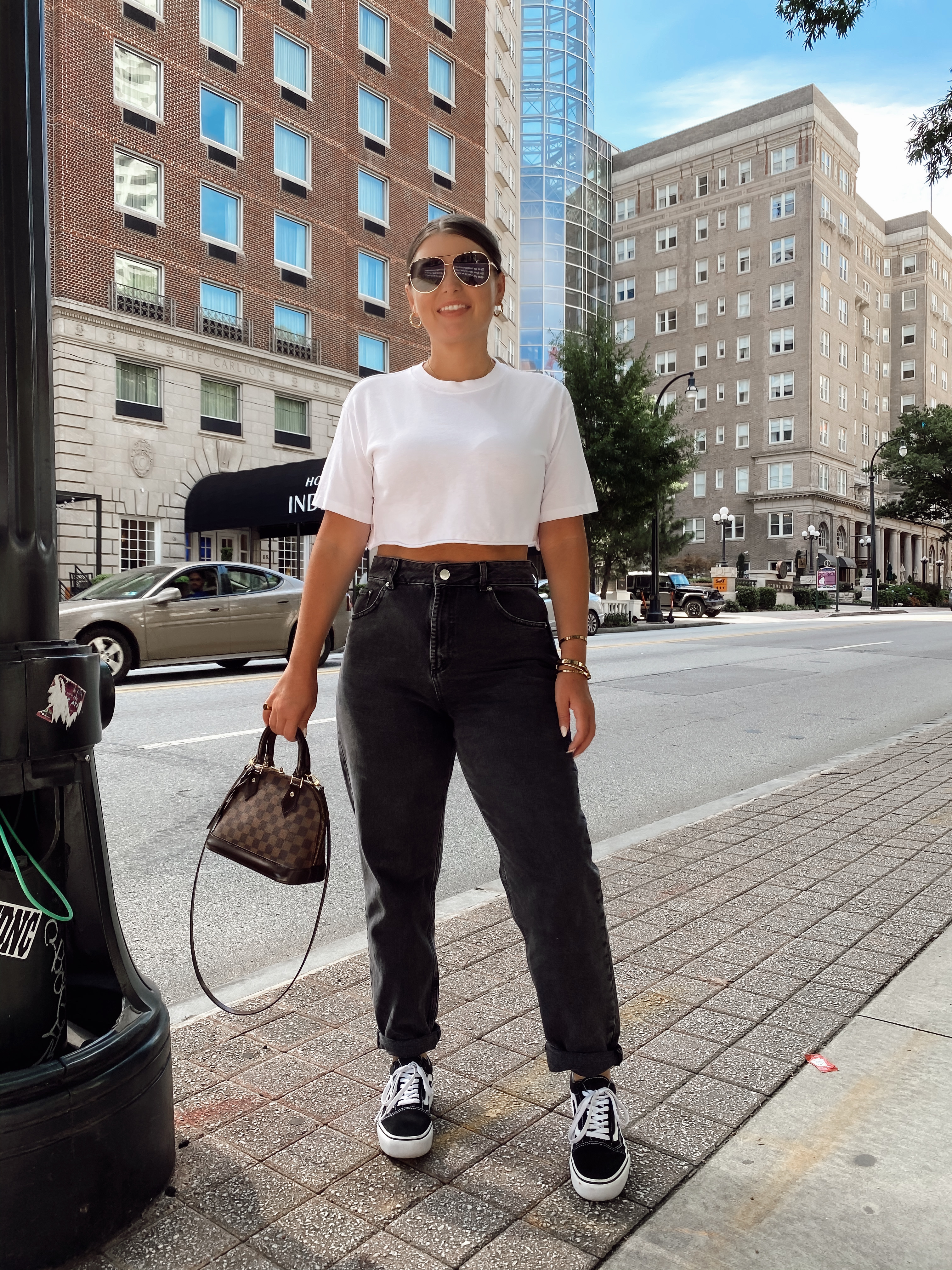 5 BLACK JEANS OUTFIT IDEAS FOR SUMMER: http://www.juliamarieb.com/2020/08/23/5-ways-to-wear-black-jeans-for-summer-|-the-rule-of-5/ | @julia.marie.b