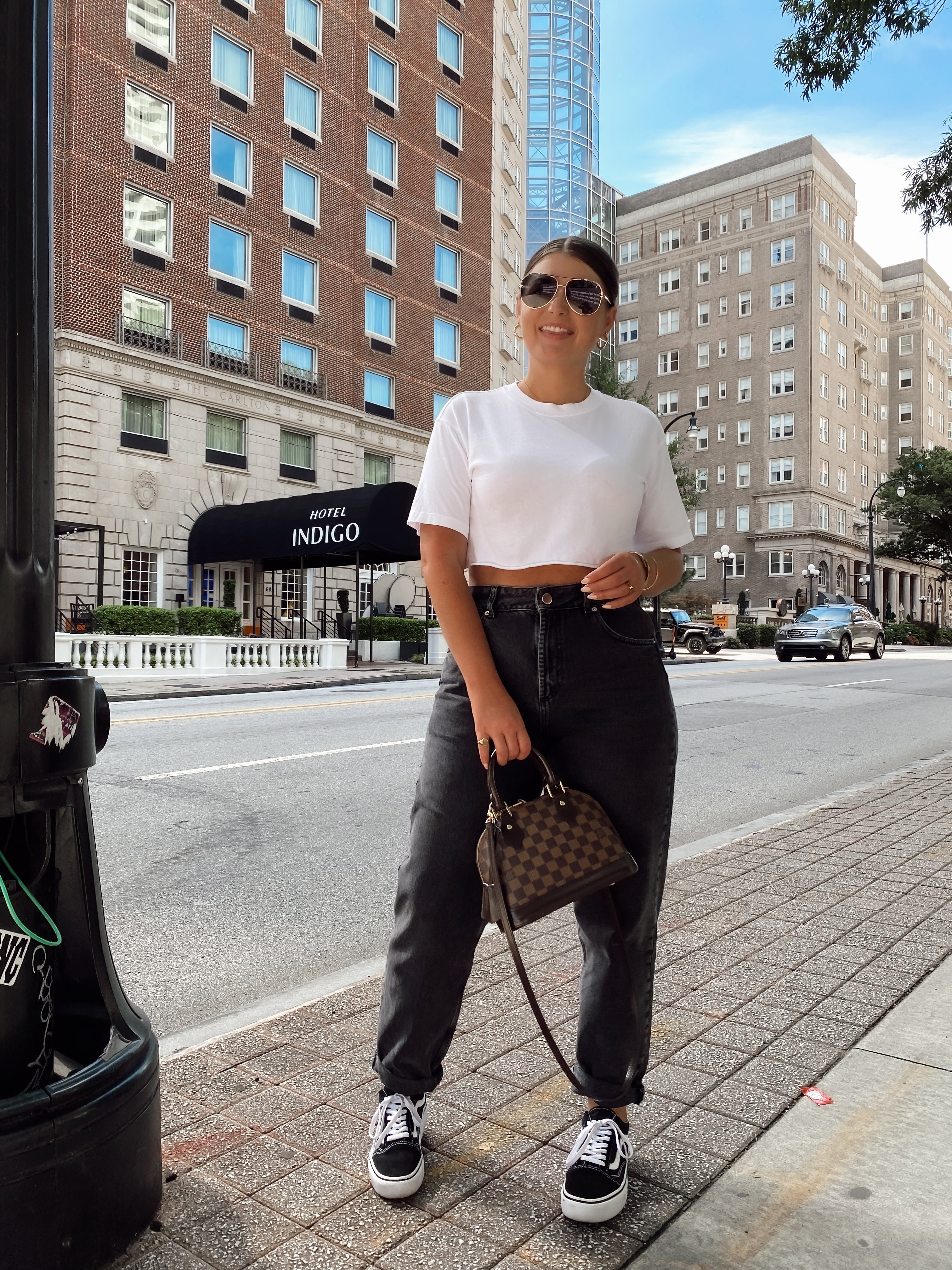 5 BLACK JEANS OUTFIT IDEAS FOR SUMMER: http://www.juliamarieb.com/2020/08/23/5-ways-to-wear-black-jeans-for-summer-|-the-rule-of-5/ | @julia.marie.b