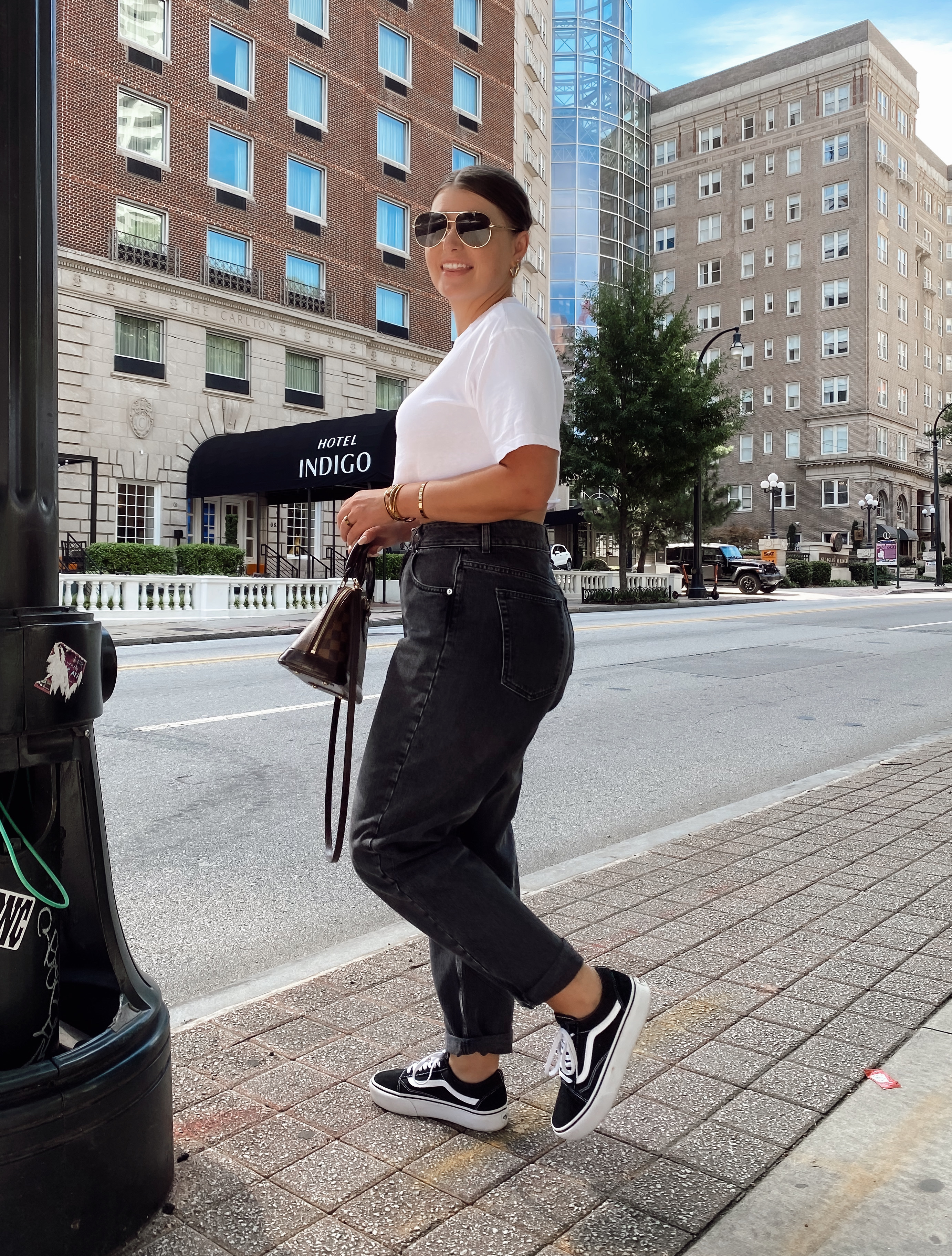 5 BLACK JEANS OUTFIT IDEAS FOR SUMMER: http://www.juliamarieb.com/2020/08/23/5-ways-to-wear-black-jeans-for-summer-|-the-rule-of-5/ | @julia.marie.b