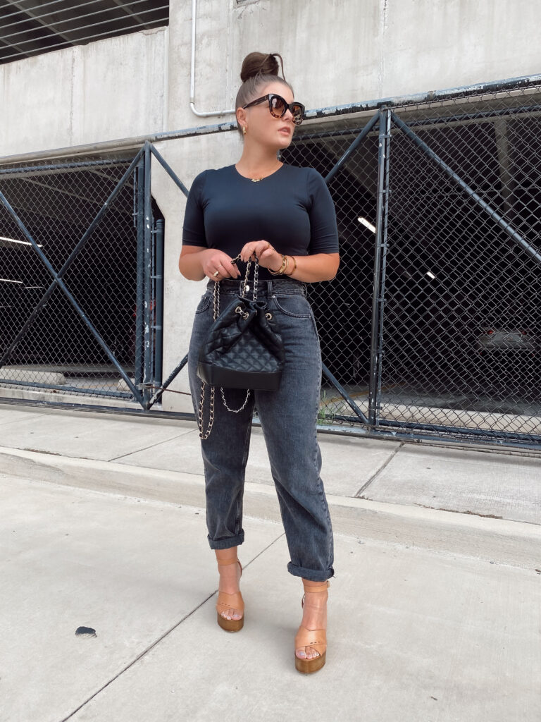 5 BLACK JEANS OUTFIT IDEAS FOR SUMMER: http://www.juliamarieb.com/2020/08/23/5-ways-to-wear-black-jeans-for-summer-|-the-rule-of-5/ | @julia.marie.b