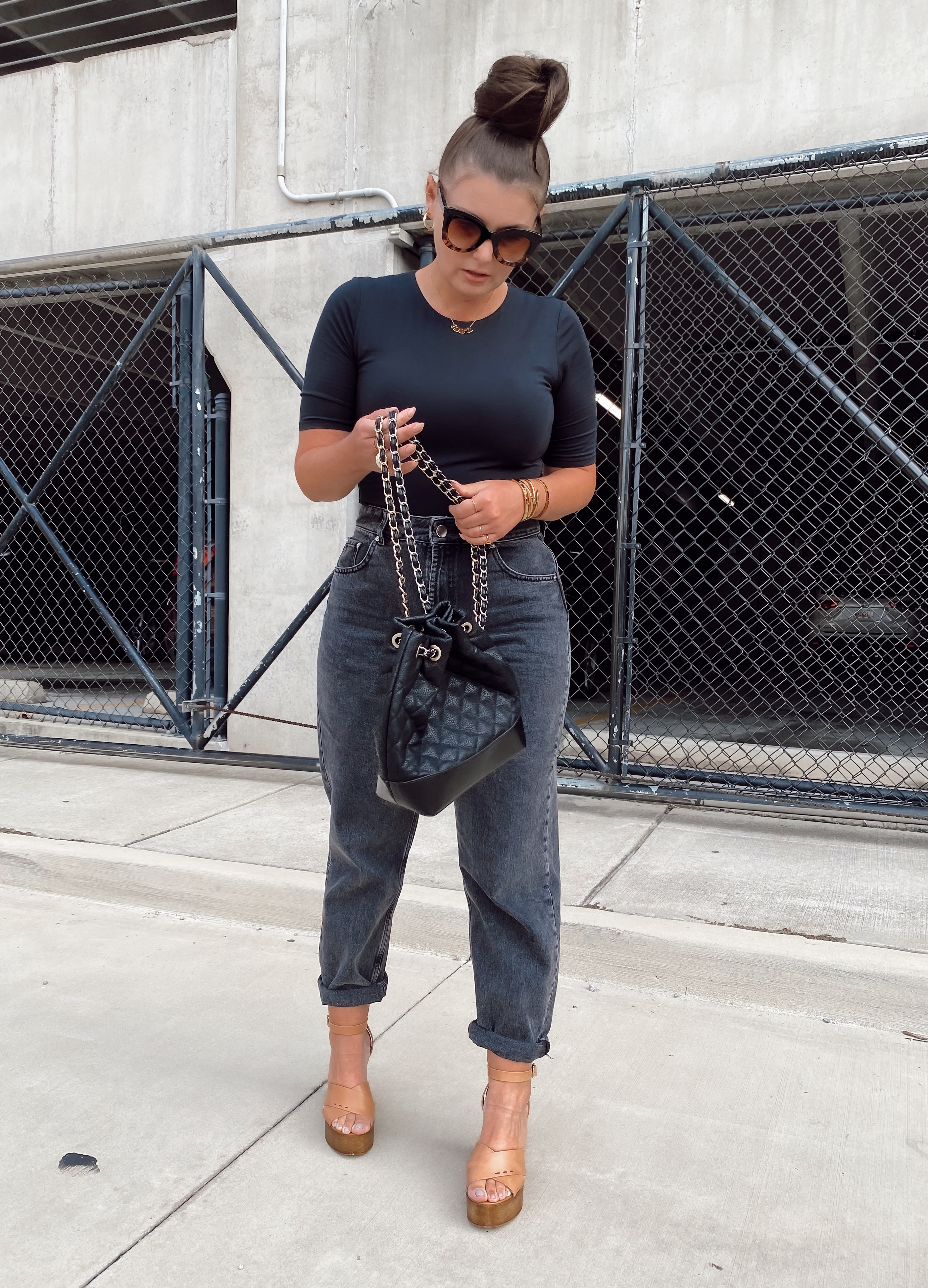 5 BLACK JEANS OUTFIT IDEAS FOR SUMMER: http://www.juliamarieb.com/2020/08/23/5-ways-to-wear-black-jeans-for-summer-|-the-rule-of-5/ | @julia.marie.b