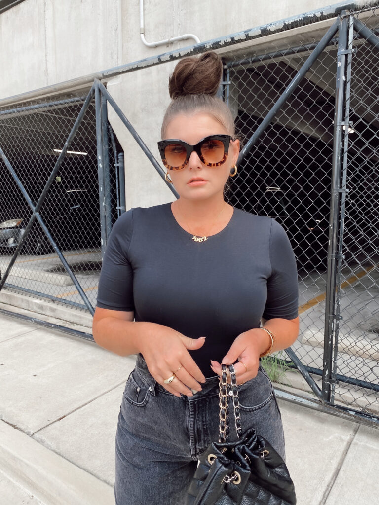 5 BLACK JEANS OUTFIT IDEAS FOR SUMMER: http://www.juliamarieb.com/2020/08/23/5-ways-to-wear-black-jeans-for-summer-|-the-rule-of-5/ | @julia.marie.b