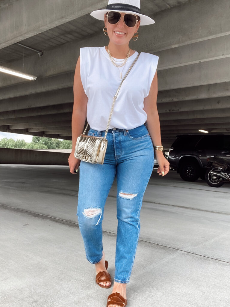 5 LEVI'S WEDGIE OUTFIT IDEAS: http://www.juliamarieb.com/2020/08/02/ro5:-levis-wedgie/ | @julia.marie.b