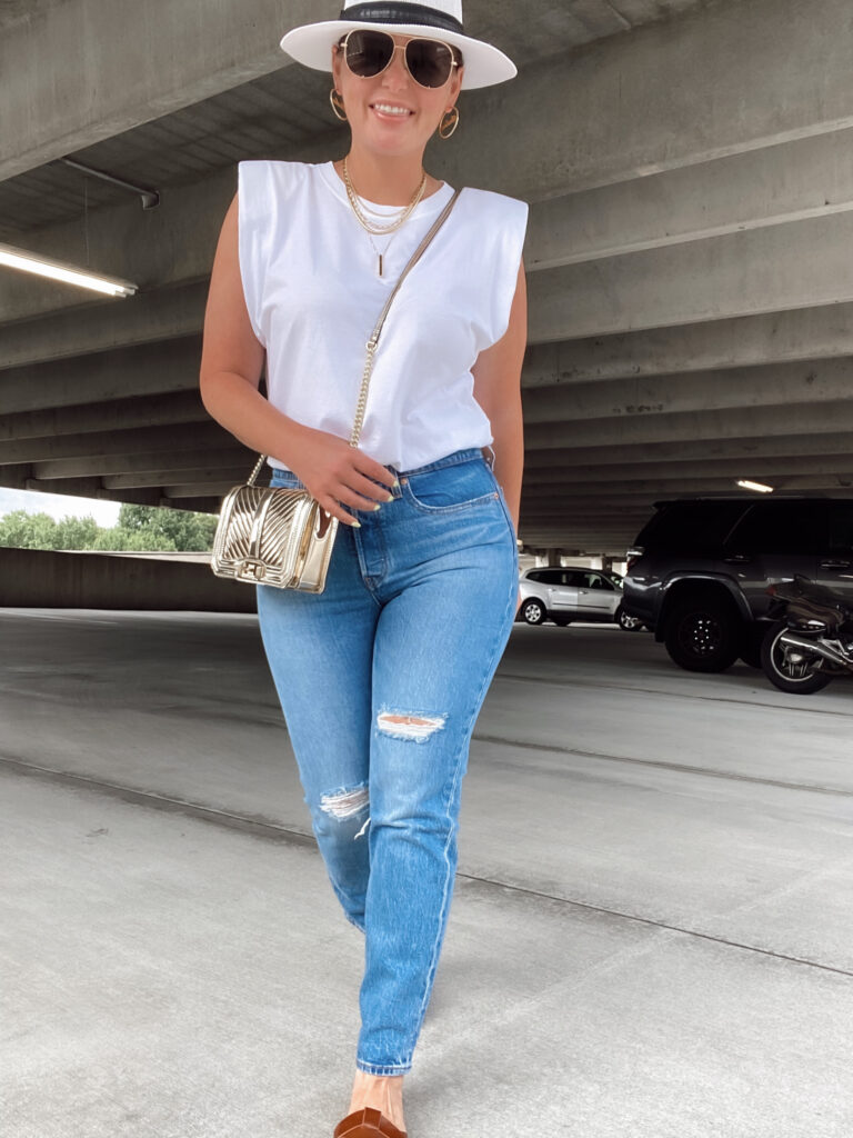 5 LEVI'S WEDGIE OUTFIT IDEAS: http://www.juliamarieb.com/2020/08/02/ro5:-levis-wedgie/ | @julia.marie.b