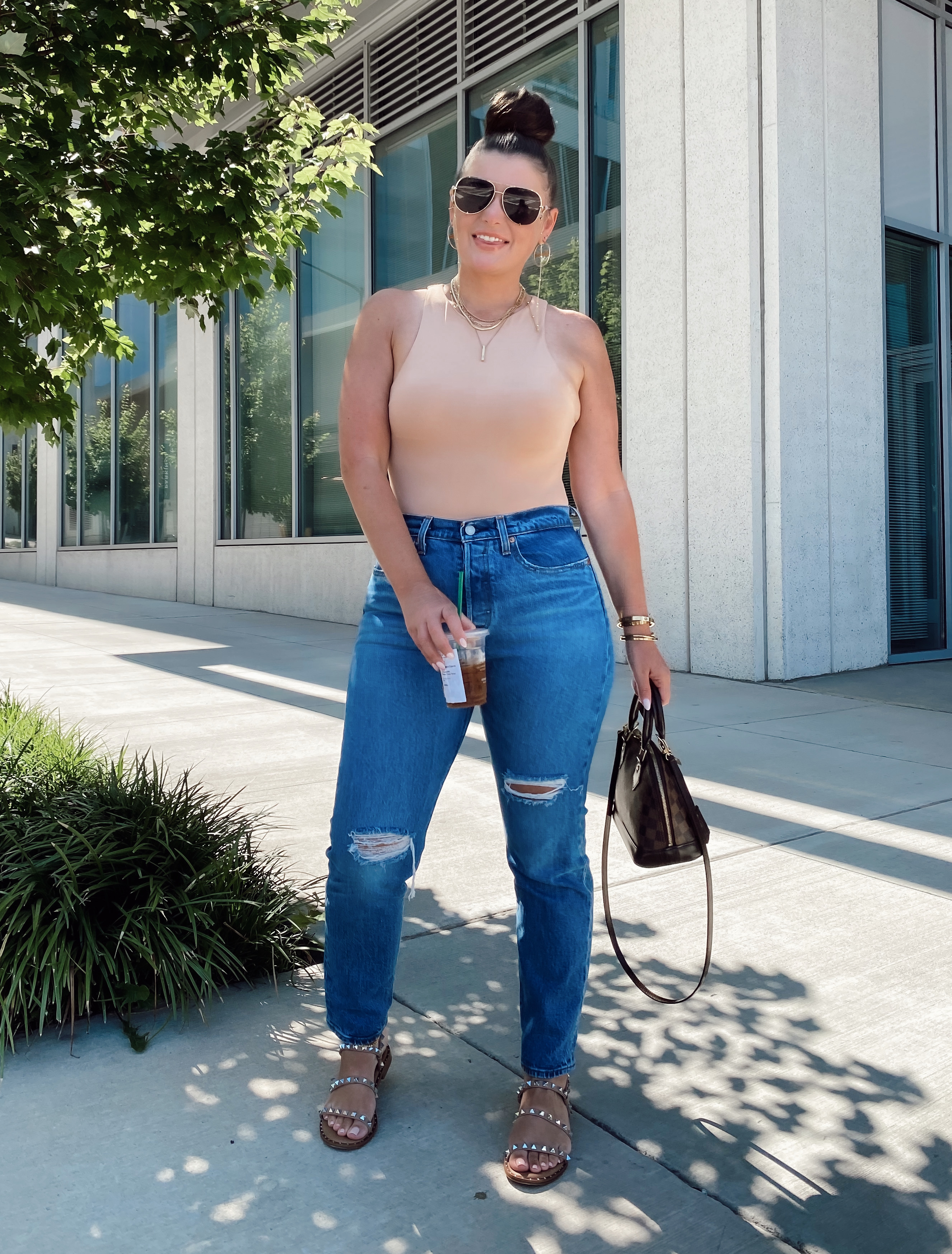 5 LEVI'S WEDGIE OUTFIT IDEAS: http://www.juliamarieb.com/2020/08/02/ro5:-levis-wedgie/ | @julia.marie.b