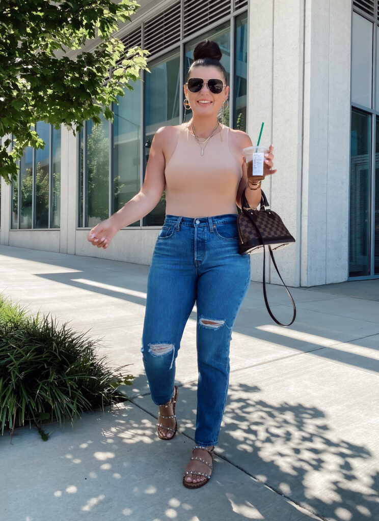 Outfits with levi jeans deals