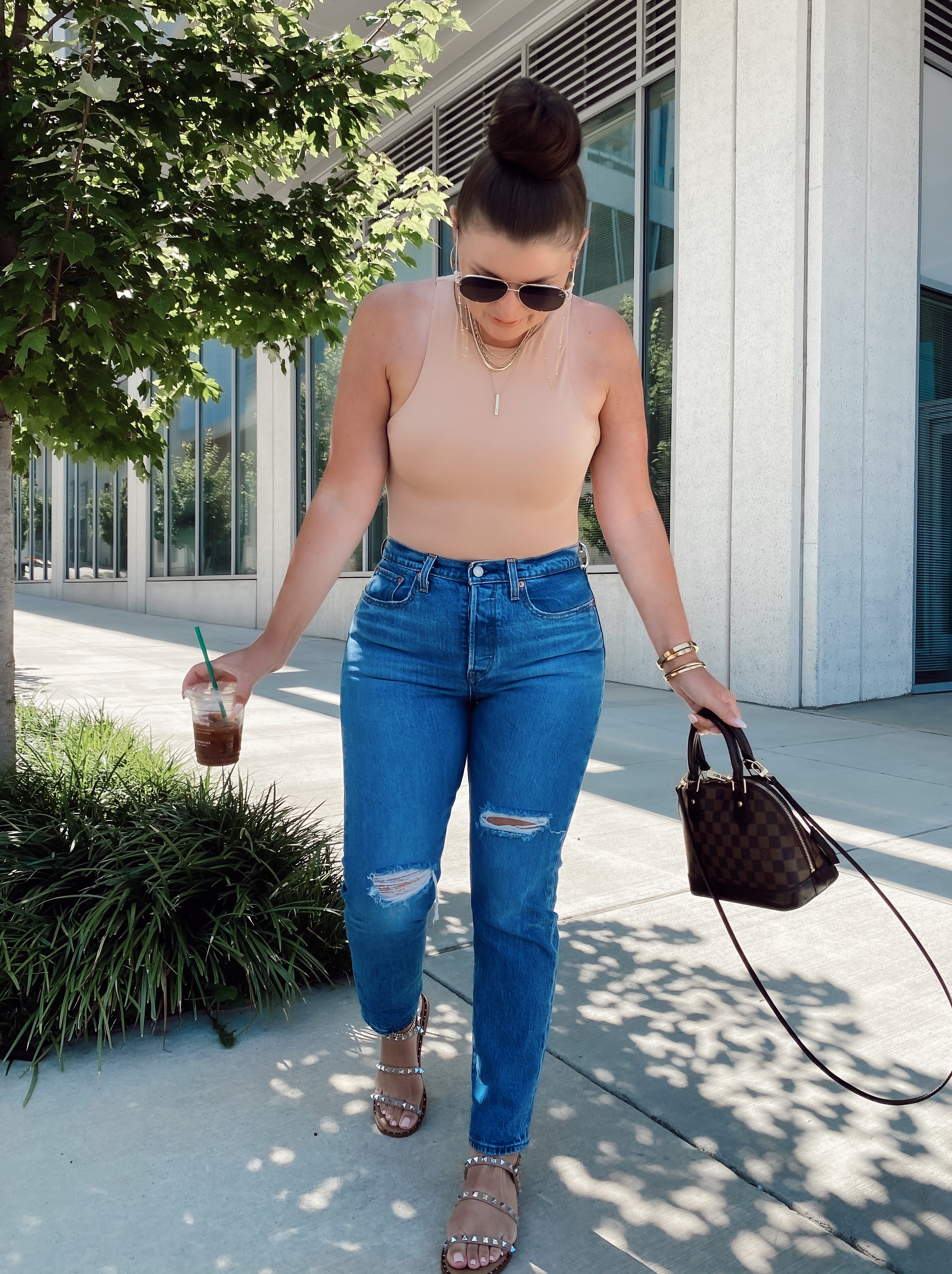 5 LEVI'S WEDGIE OUTFIT IDEAS: http://www.juliamarieb.com/2020/08/02/ro5:-levis-wedgie/ | @julia.marie.b