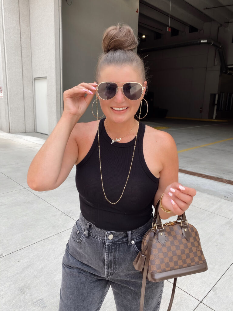 5 BLACK JEANS OUTFIT IDEAS FOR SUMMER: http://www.juliamarieb.com/2020/08/23/5-ways-to-wear-black-jeans-for-summer-|-the-rule-of-5/ | @julia.marie.b
