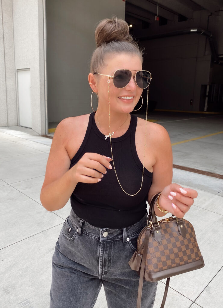 5 BLACK JEANS OUTFIT IDEAS FOR SUMMER: http://www.juliamarieb.com/2020/08/23/5-ways-to-wear-black-jeans-for-summer-|-the-rule-of-5/ | @julia.marie.b