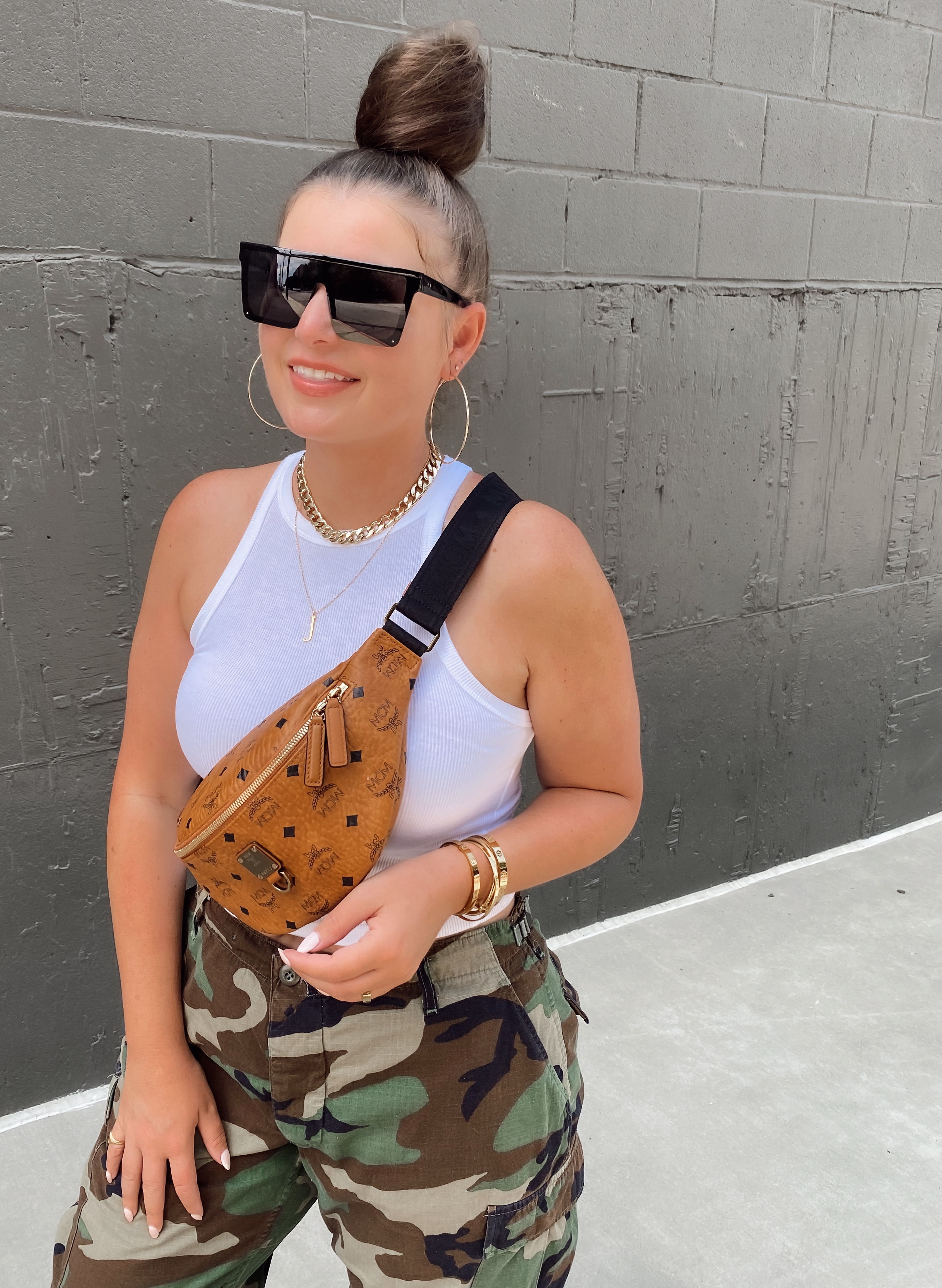 5 BUM BAG OUTFIT IDEAS: http://www.juliamarieb.com/2020/08/16/5-ways-to-wear-a-bum-bag-|-the-rule-of-5/ | @julia.marie.b