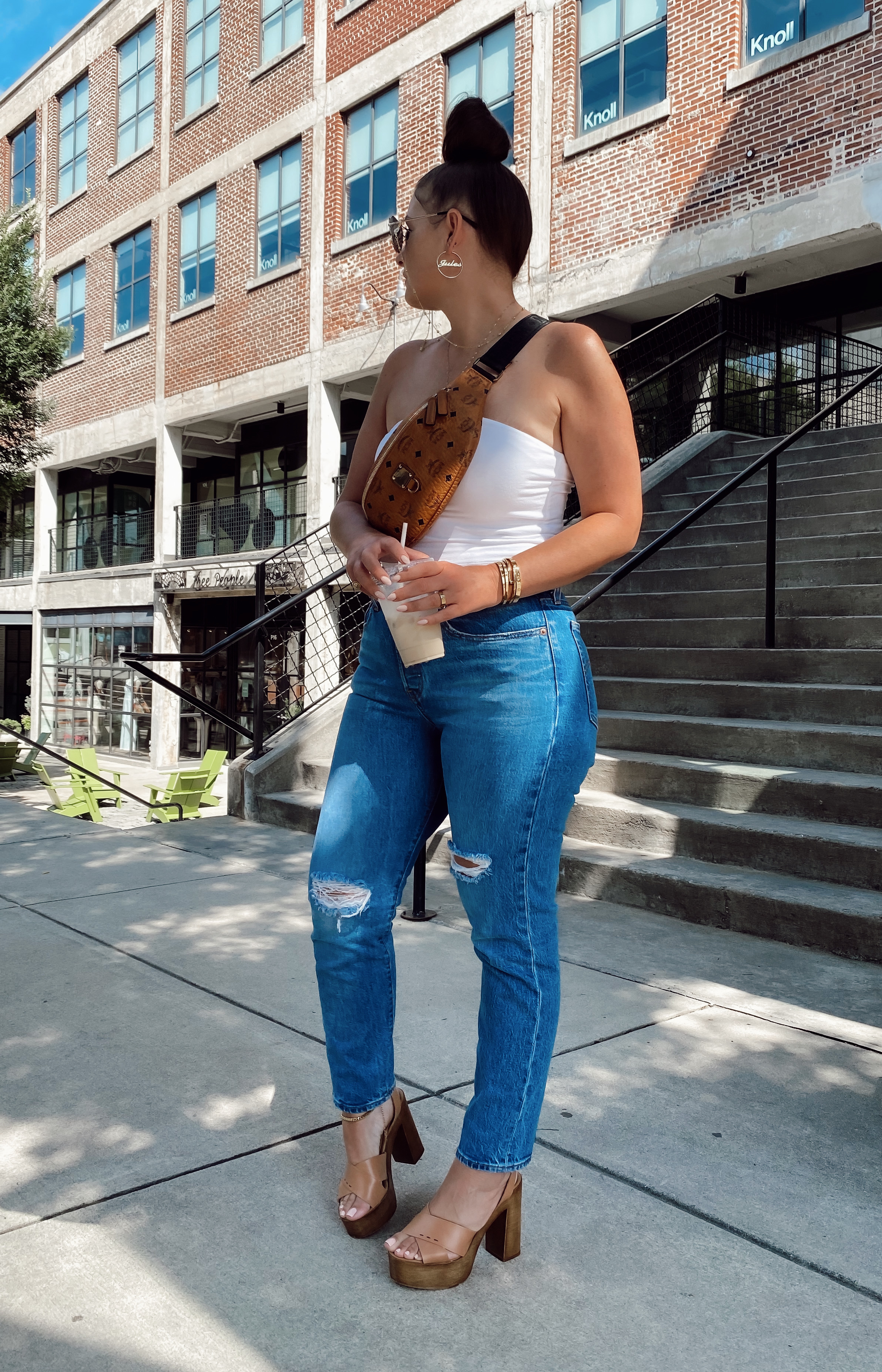 5 LEVI'S WEDGIE OUTFIT IDEAS: http://www.juliamarieb.com/2020/08/02/ro5:-levis-wedgie/ | @julia.marie.b