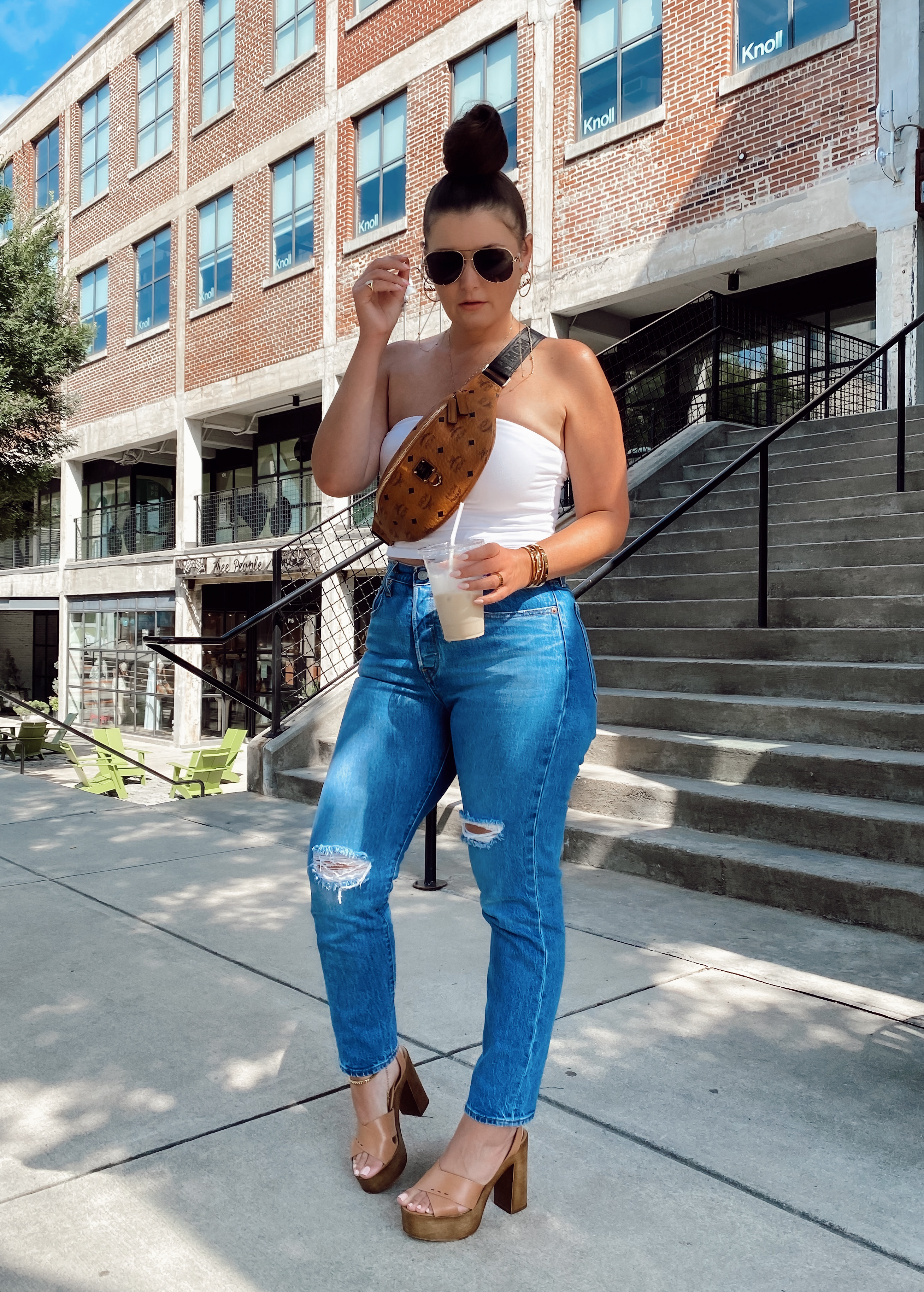 5 LEVI'S WEDGIE OUTFIT IDEAS: http://www.juliamarieb.com/2020/08/02/ro5:-levis-wedgie/ | @julia.marie.b