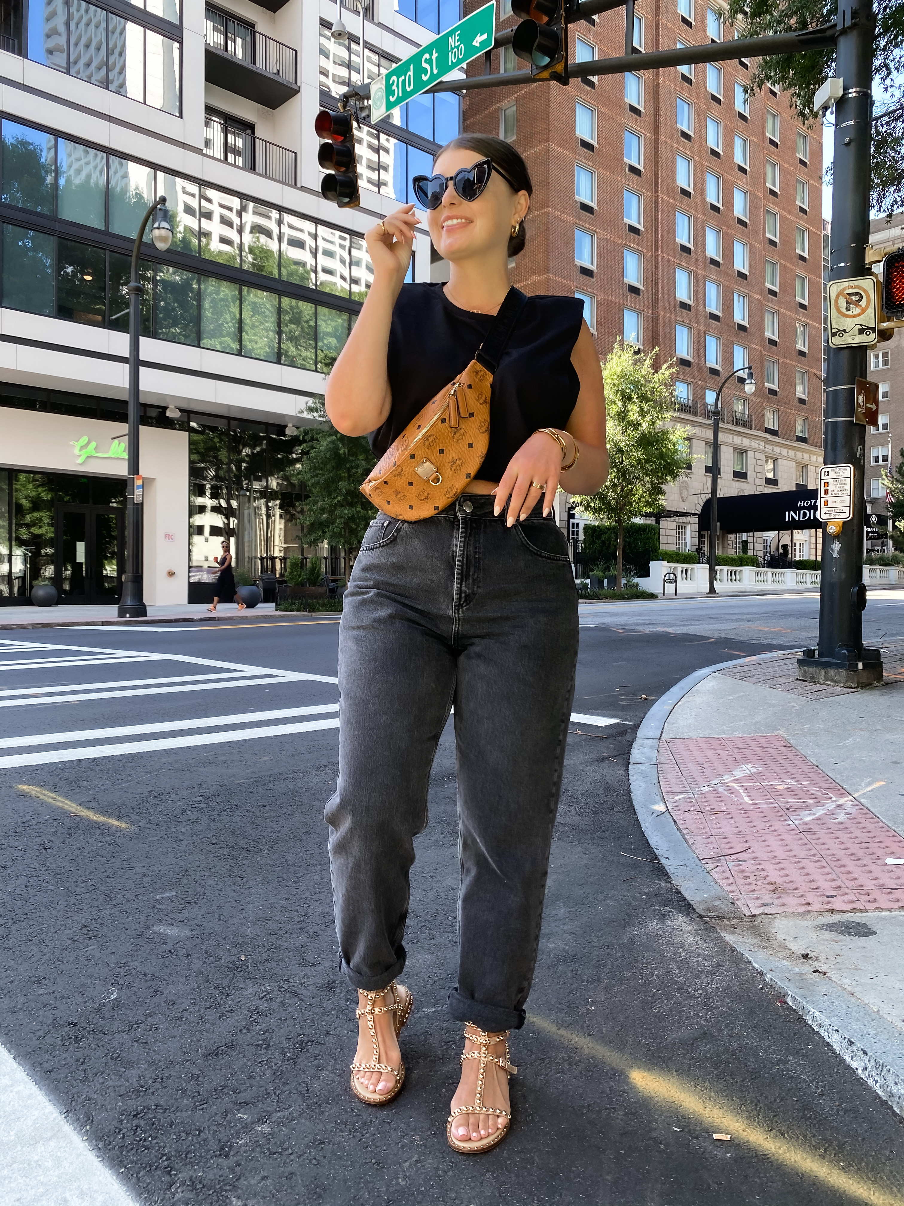 5 BLACK JEANS OUTFIT IDEAS FOR SUMMER: http://www.juliamarieb.com/2020/08/23/5-ways-to-wear-black-jeans-for-summer-|-the-rule-of-5/ | @julia.marie.b