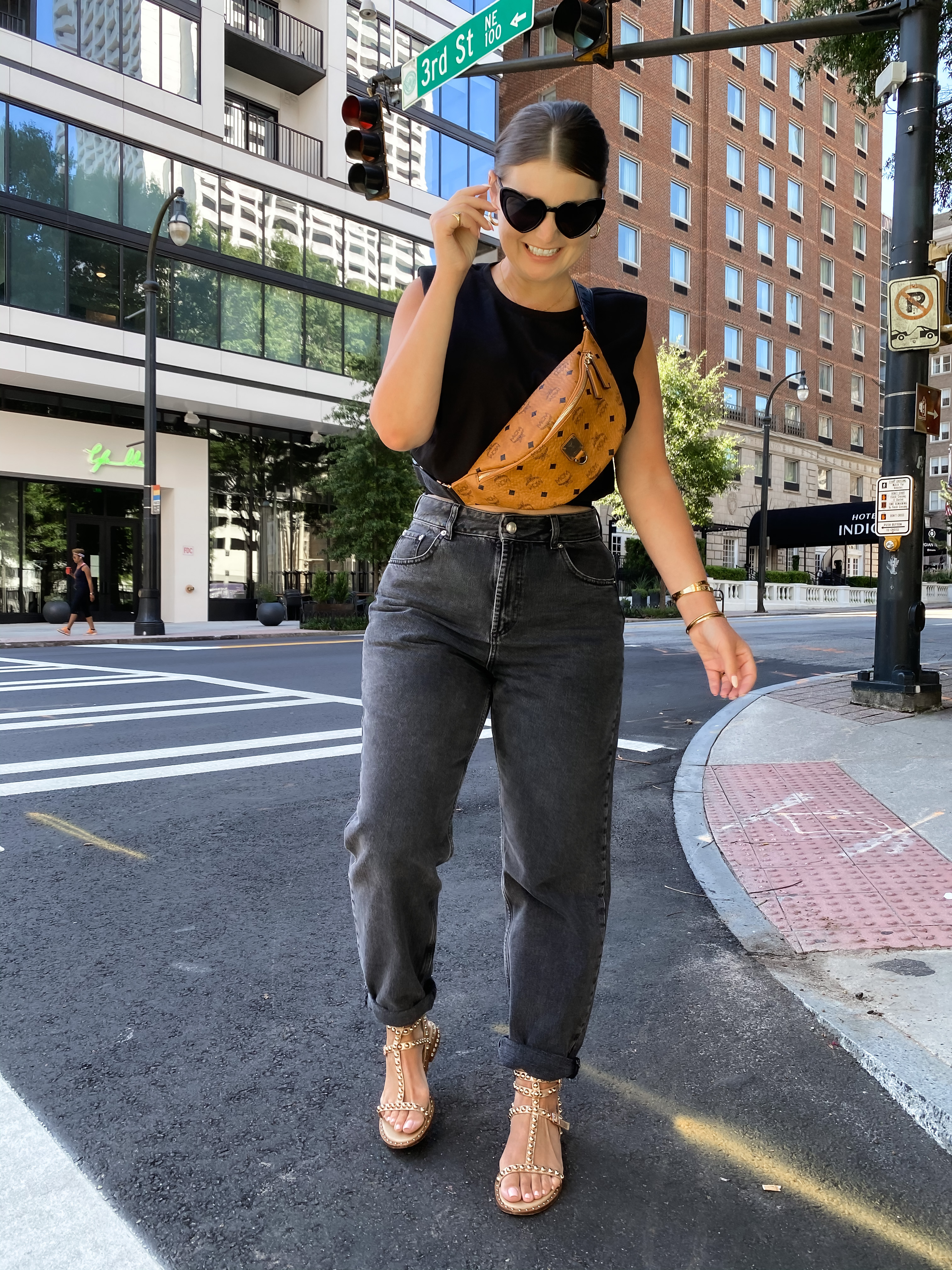 5 BLACK JEANS OUTFIT IDEAS FOR SUMMER: http://www.juliamarieb.com/2020/08/23/5-ways-to-wear-black-jeans-for-summer-|-the-rule-of-5/ | @julia.marie.b