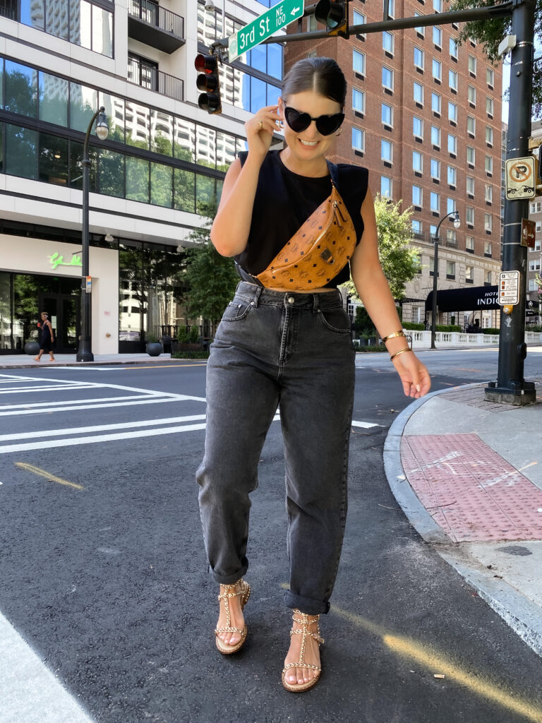 5 BUM BAG OUTFIT IDEAS: http://www.juliamarieb.com/2020/08/16/5-ways-to-wear-a-bum-bag-|-the-rule-of-5/ | @julia.marie.b