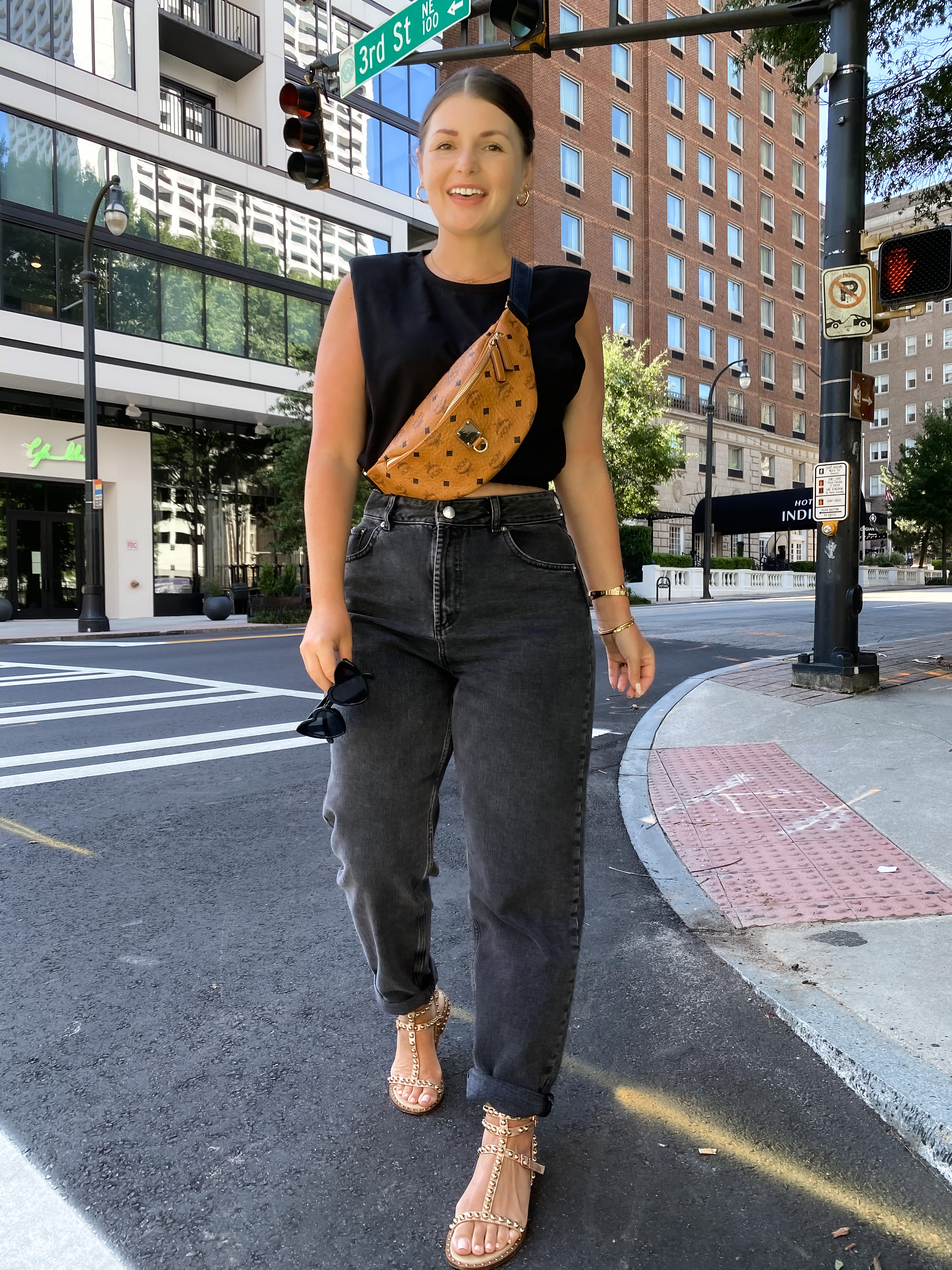 5 BLACK JEANS OUTFIT IDEAS FOR SUMMER: http://www.juliamarieb.com/2020/08/23/5-ways-to-wear-black-jeans-for-summer-|-the-rule-of-5/ | @julia.marie.b