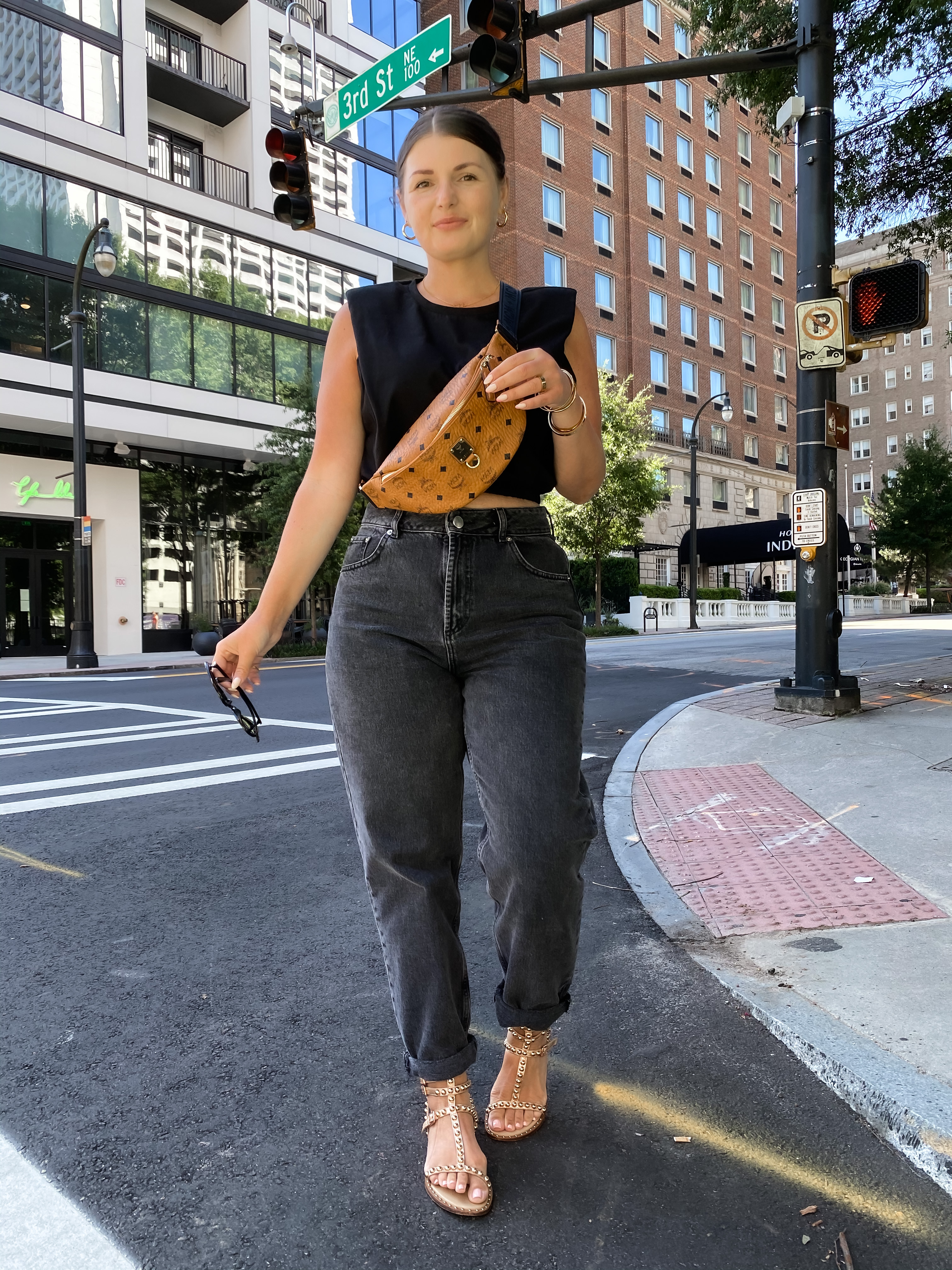 5 BLACK JEANS OUTFIT IDEAS FOR SUMMER: http://www.juliamarieb.com/2020/08/23/5-ways-to-wear-black-jeans-for-summer-|-the-rule-of-5/ | @julia.marie.b