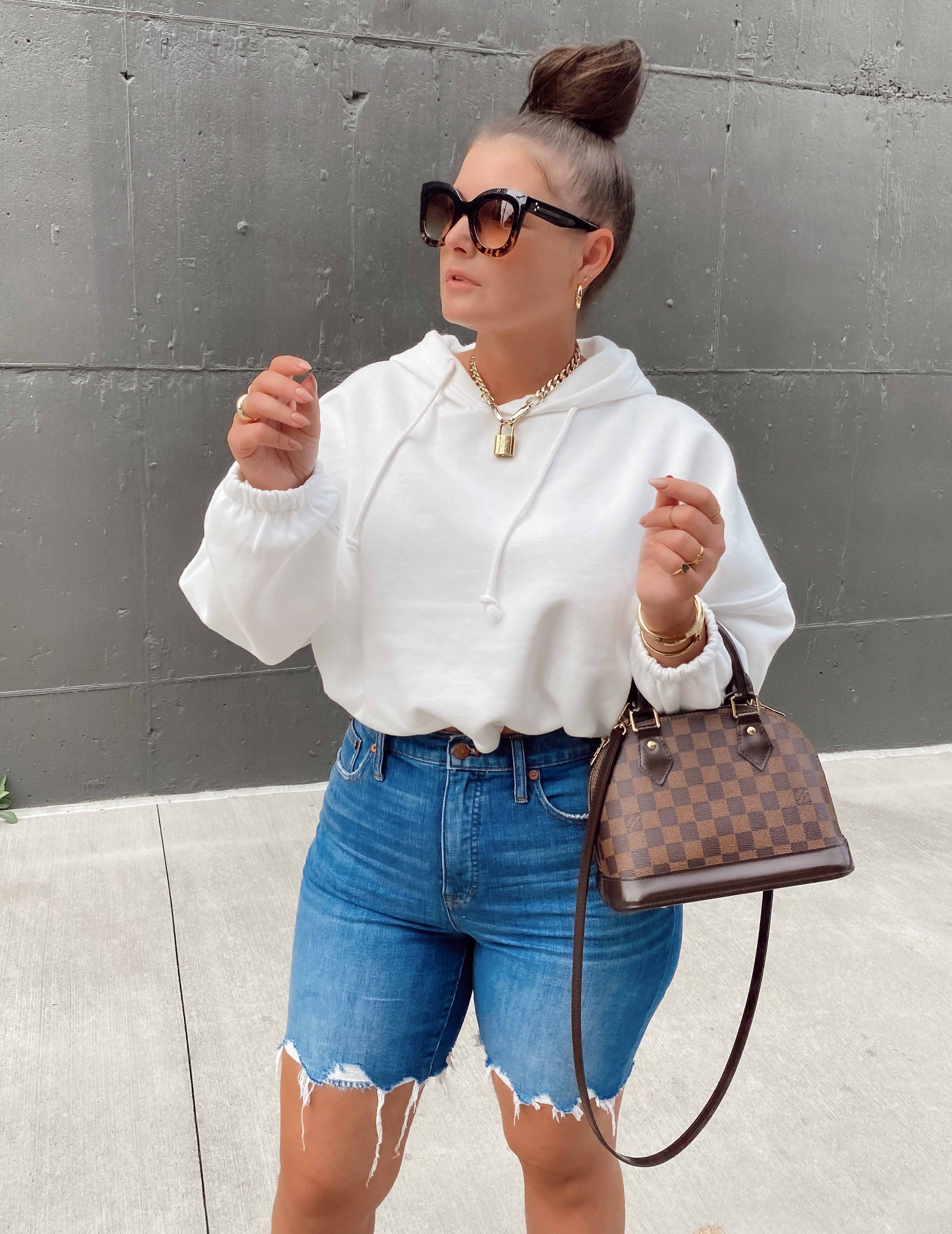 5 WAYS TO WEAR A BUBBLE HEM SWEATSHIRT: http://www.juliamarieb.com/2020/09/13/5-ways-to-wear-a-bubble-hem-sweatshirt-|-the-rule-of-5/   |   @julia.marie.b