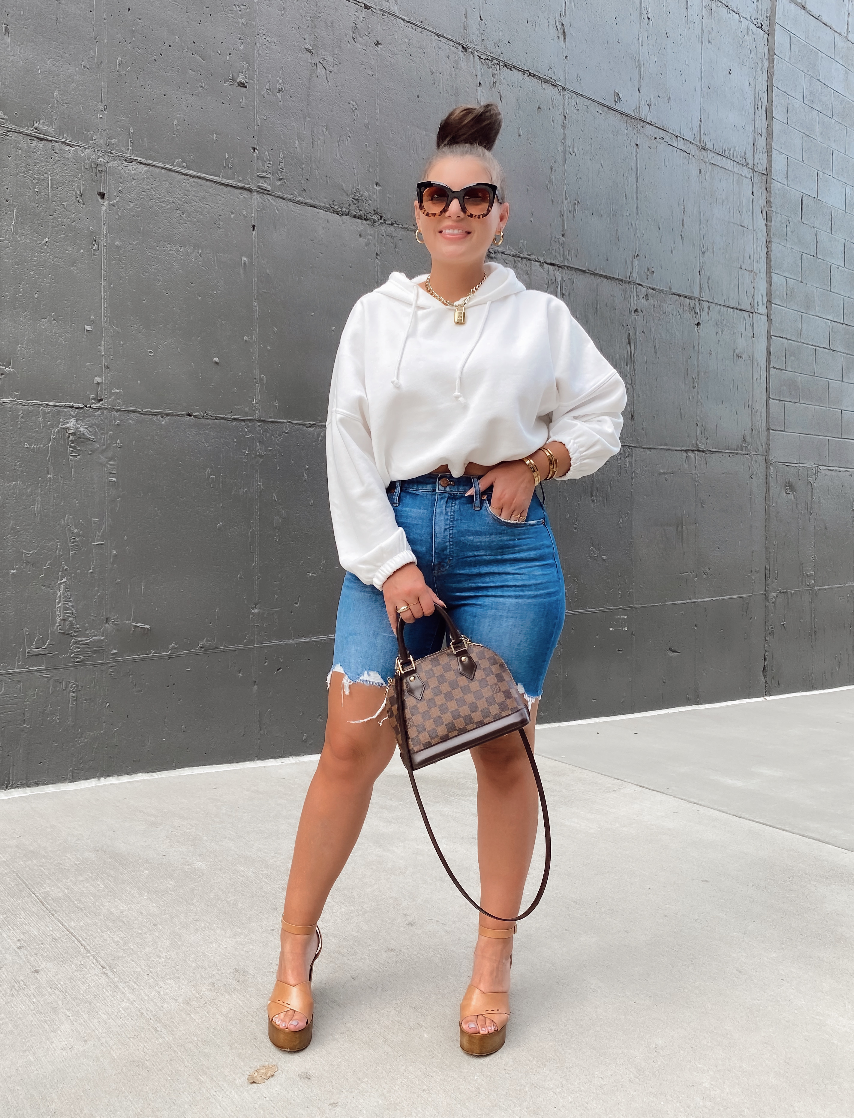 5 WAYS TO WEAR A BUBBLE HEM SWEATSHIRT: http://www.juliamarieb.com/2020/09/13/5-ways-to-wear-a-bubble-hem-sweatshirt-|-the-rule-of-5/   |   @julia.marie.b