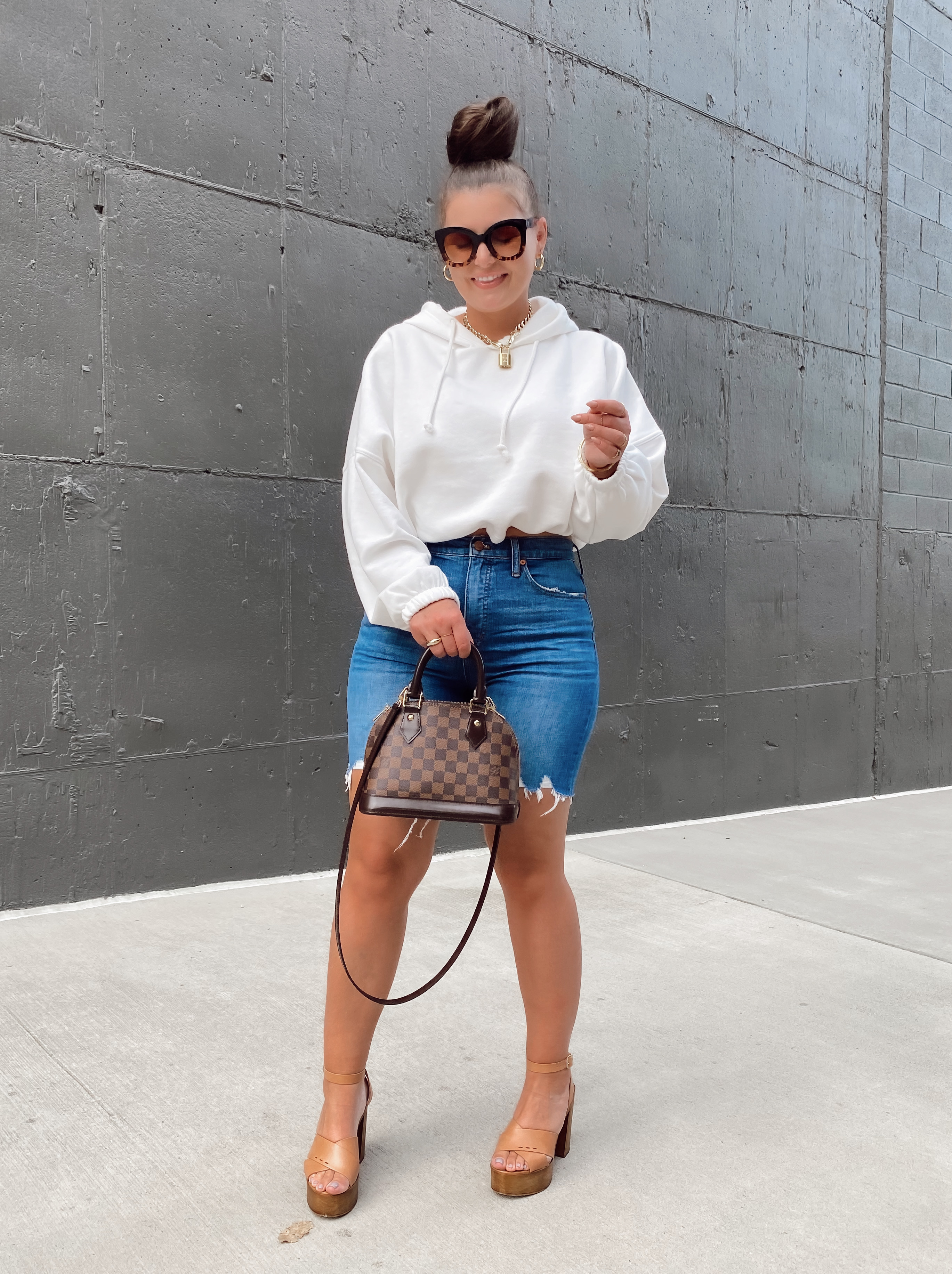 5 WAYS TO WEAR A BUBBLE HEM SWEATSHIRT: http://www.juliamarieb.com/2020/09/13/5-ways-to-wear-a-bubble-hem-sweatshirt-|-the-rule-of-5/   |   @julia.marie.b