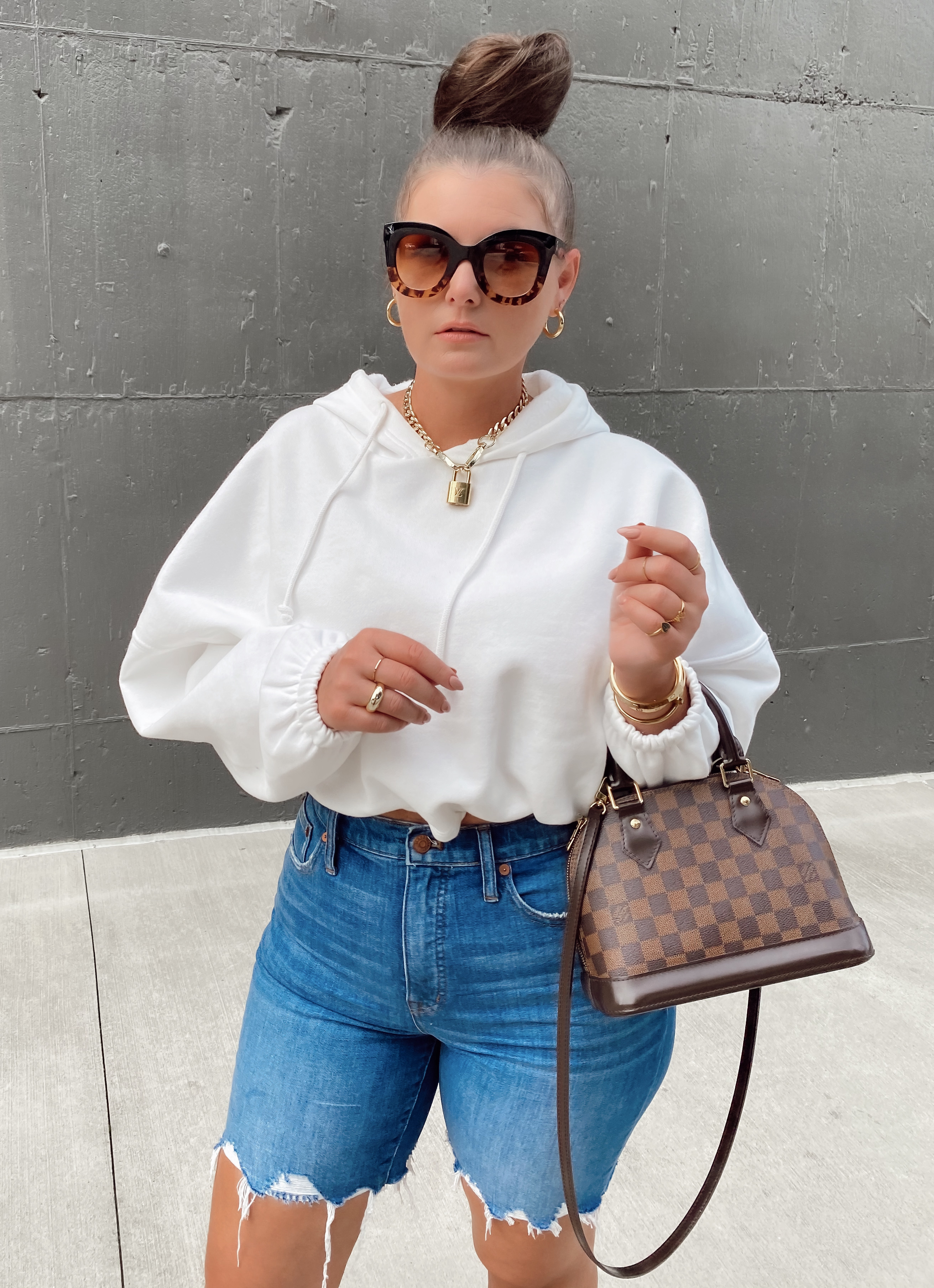 5 WAYS TO WEAR A BUBBLE HEM SWEATSHIRT: http://www.juliamarieb.com/2020/09/13/5-ways-to-wear-a-bubble-hem-sweatshirt-|-the-rule-of-5/   |   @julia.marie.b