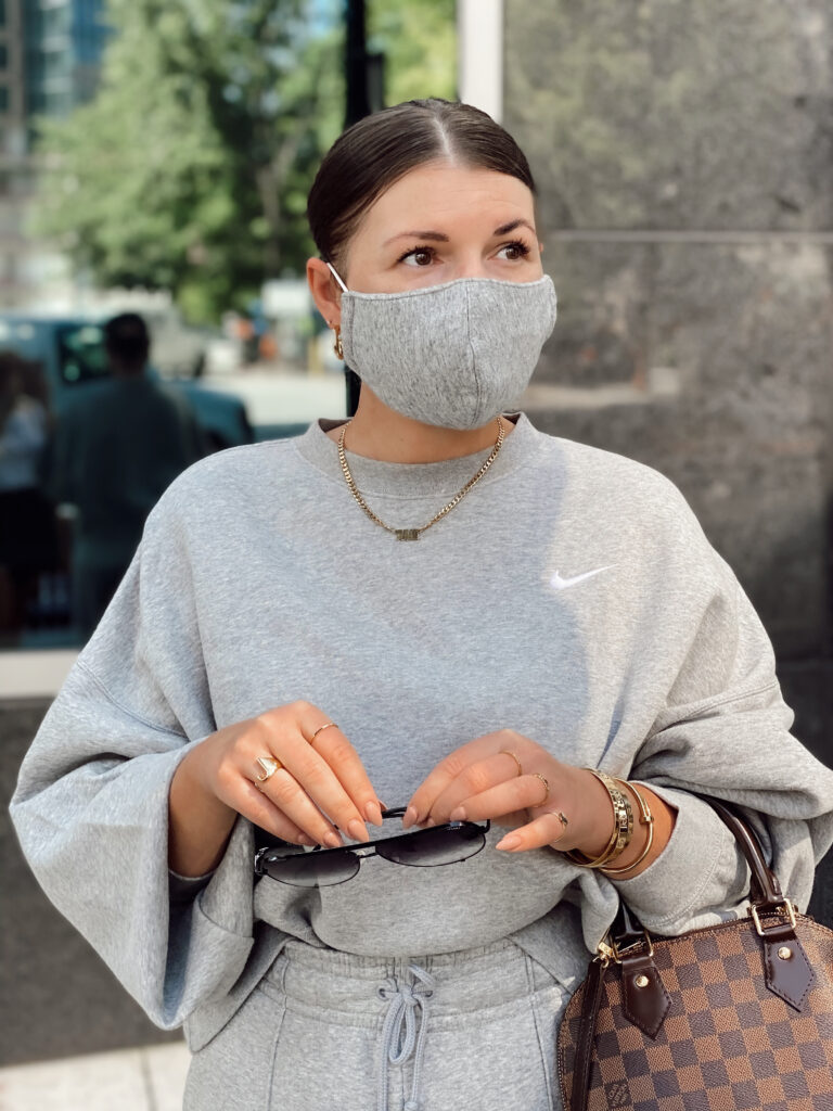 THE BEST LIGHTWEIGHT BREATHABLE FACE MASKS & HOW TO STYLE THEM: http://www.juliamarieb.com/2020/09/06/face-masks-but-make-it-fashion/ | @julia.marie.b