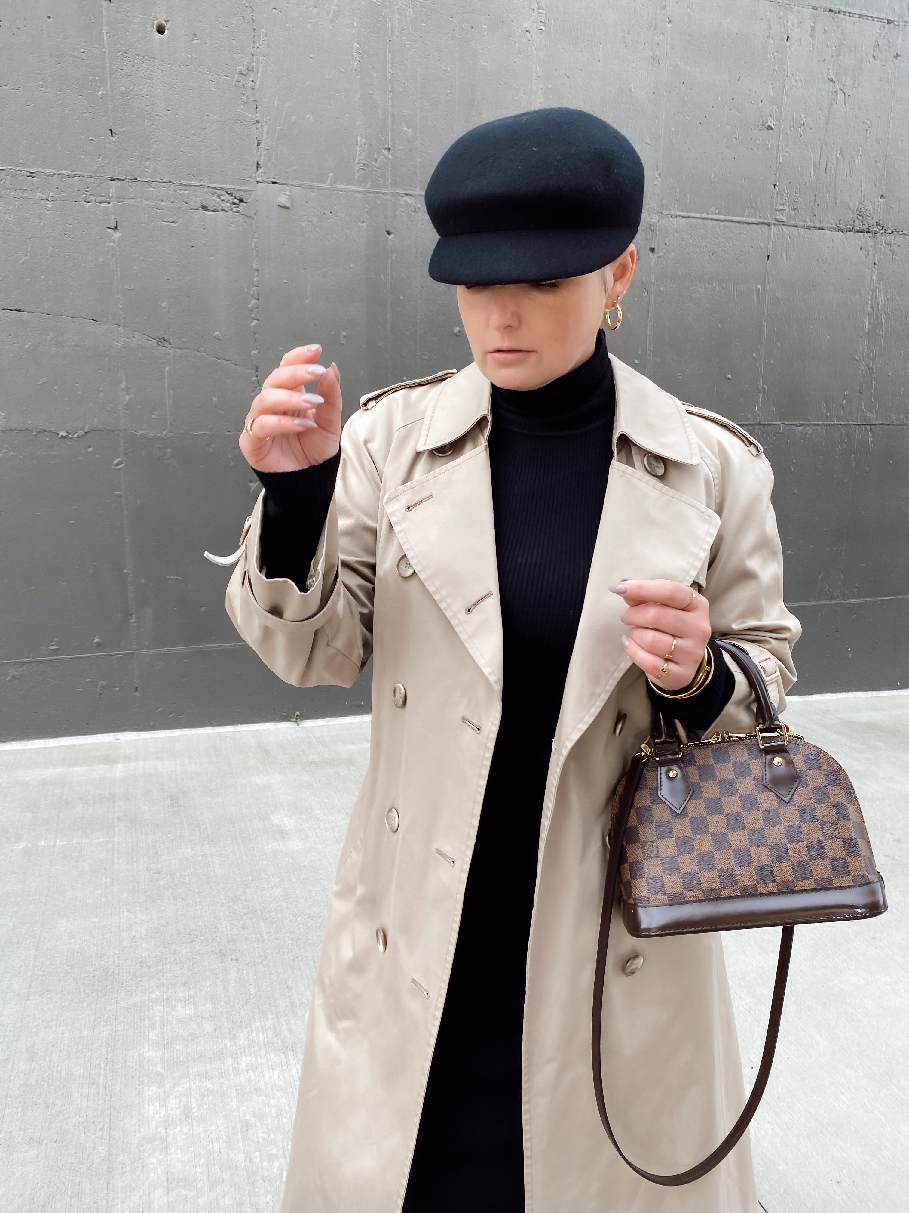 5 WAYS TO WEAR A TRENCH COAT: http://www.juliamarieb.com/2020/11/01/5-ways-to-wear-a-trench-coat-|-the-rule-of-5/  |   @julia.marie.b