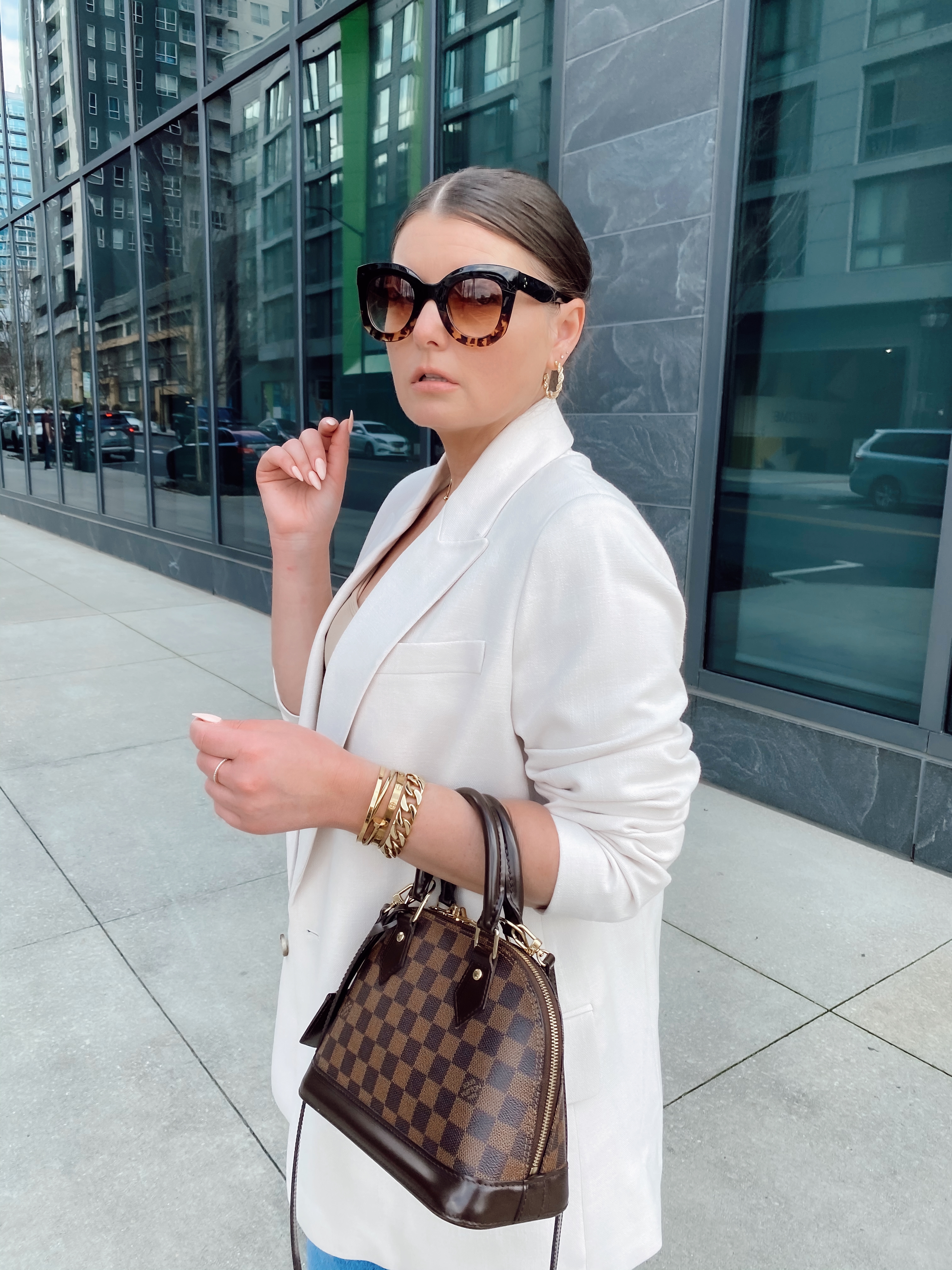 5 WAYS TO STYLE A BLAZER FOR SUMMER: http://www.juliamarieb.com/2021/05/19/5-ways-to-style:-blazer-for-summer-|-the-rule-of-5/.  |.  @julia.marie.b