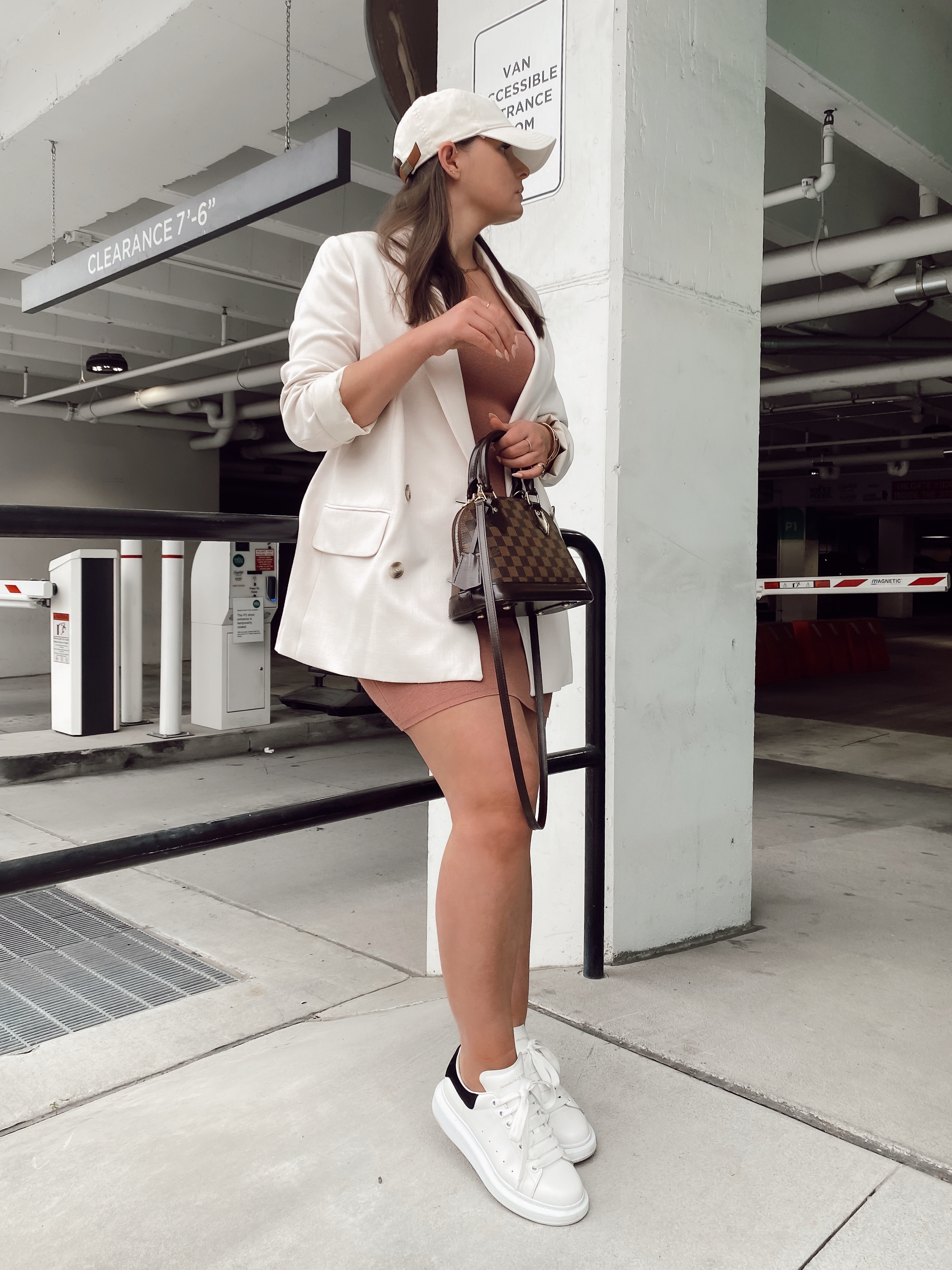 5 WAYS TO STYLE A BLAZER FOR SUMMER: http://www.juliamarieb.com/2021/05/19/5-ways-to-style:-blazer-for-summer-|-the-rule-of-5/.  |.  @julia.marie.b