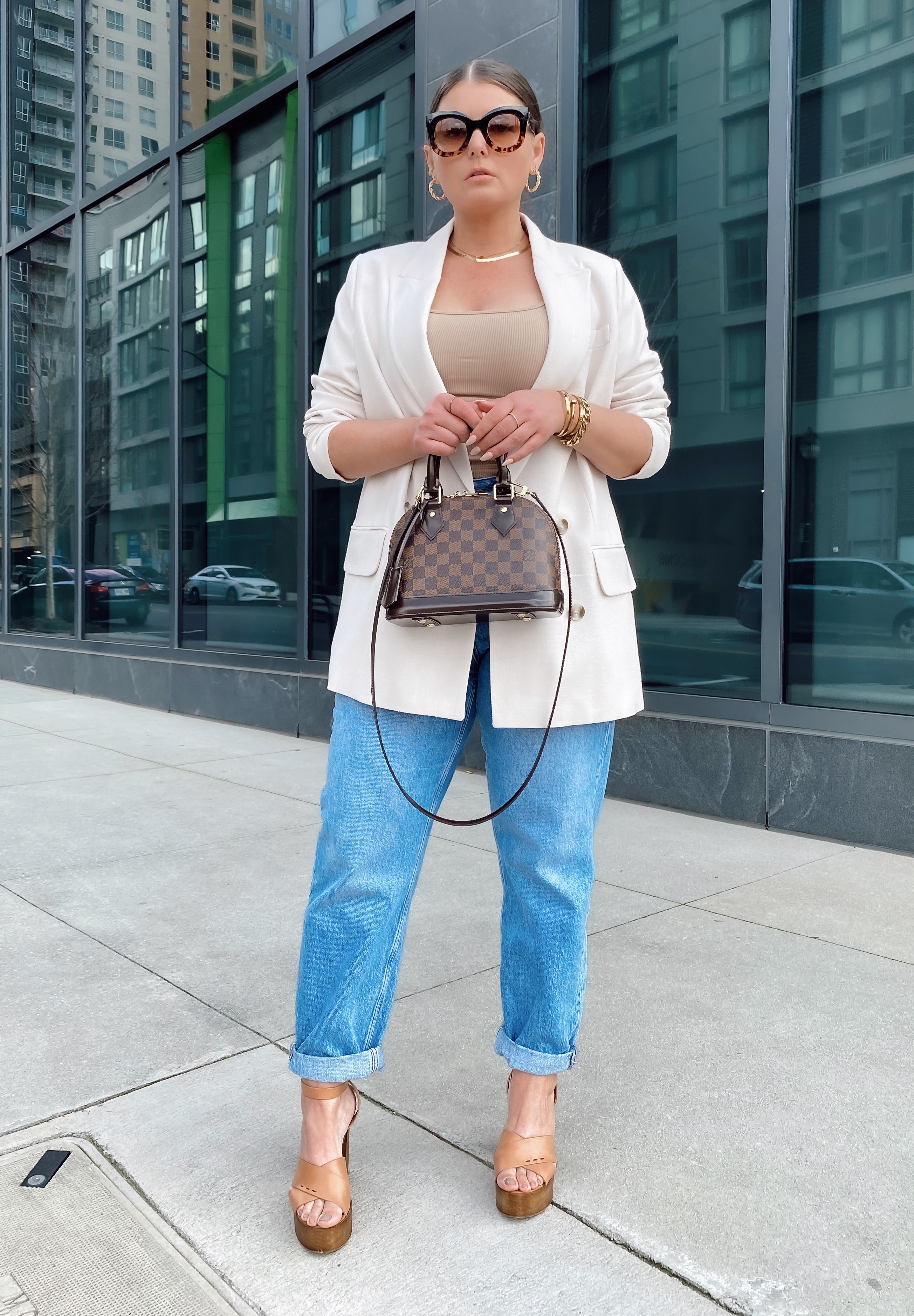 BEST TOP & DENIM BASICS FOR SUMMER: http://www.juliamarieb.com/2021/05/16/best-basics-for-summer:-tops-&-denim/.   @julia.marie.b