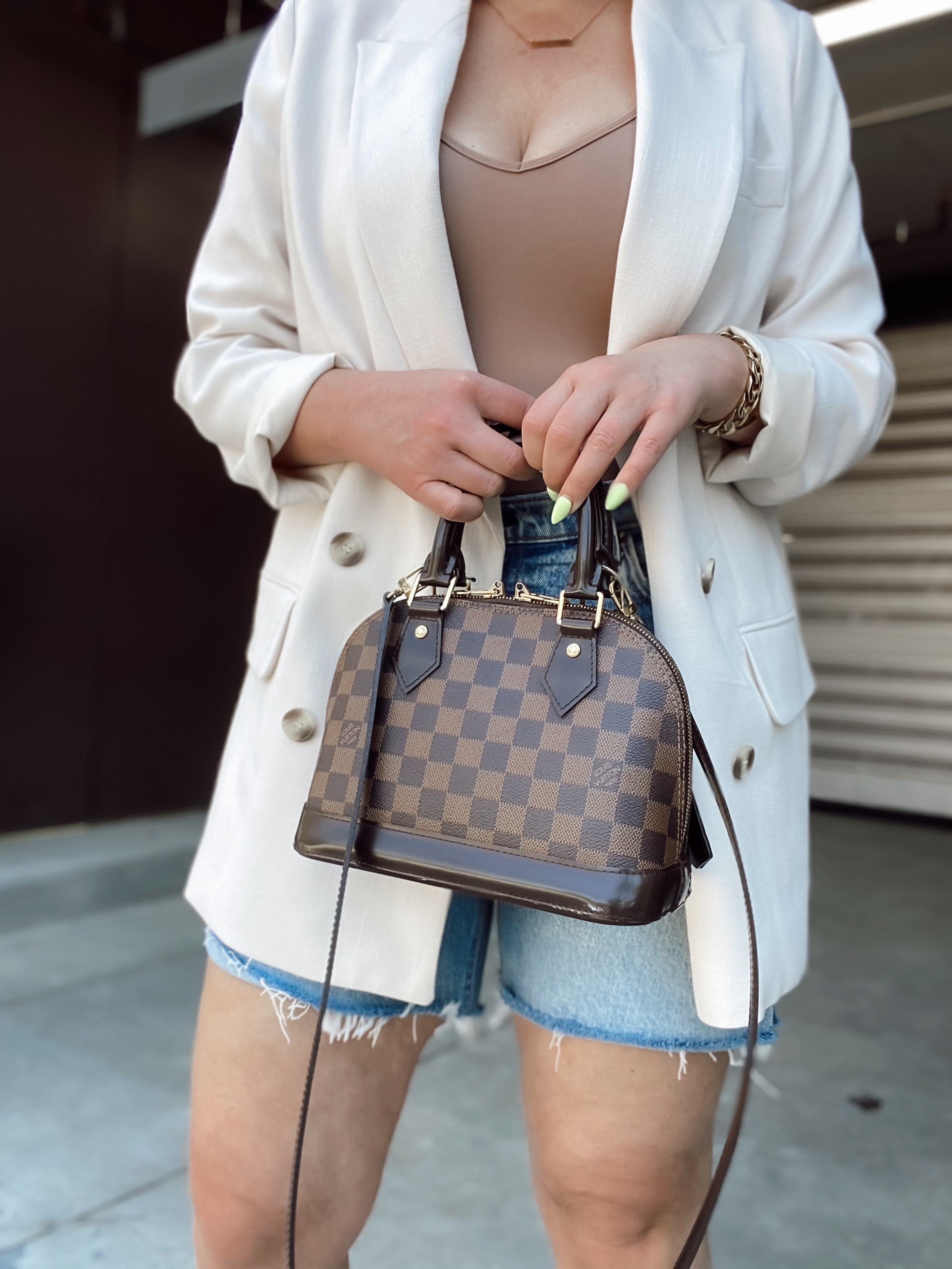 5 WAYS TO STYLE A BLAZER FOR SUMMER: http://www.juliamarieb.com/2021/05/19/5-ways-to-style:-blazer-for-summer-|-the-rule-of-5/.  |.  @julia.marie.b