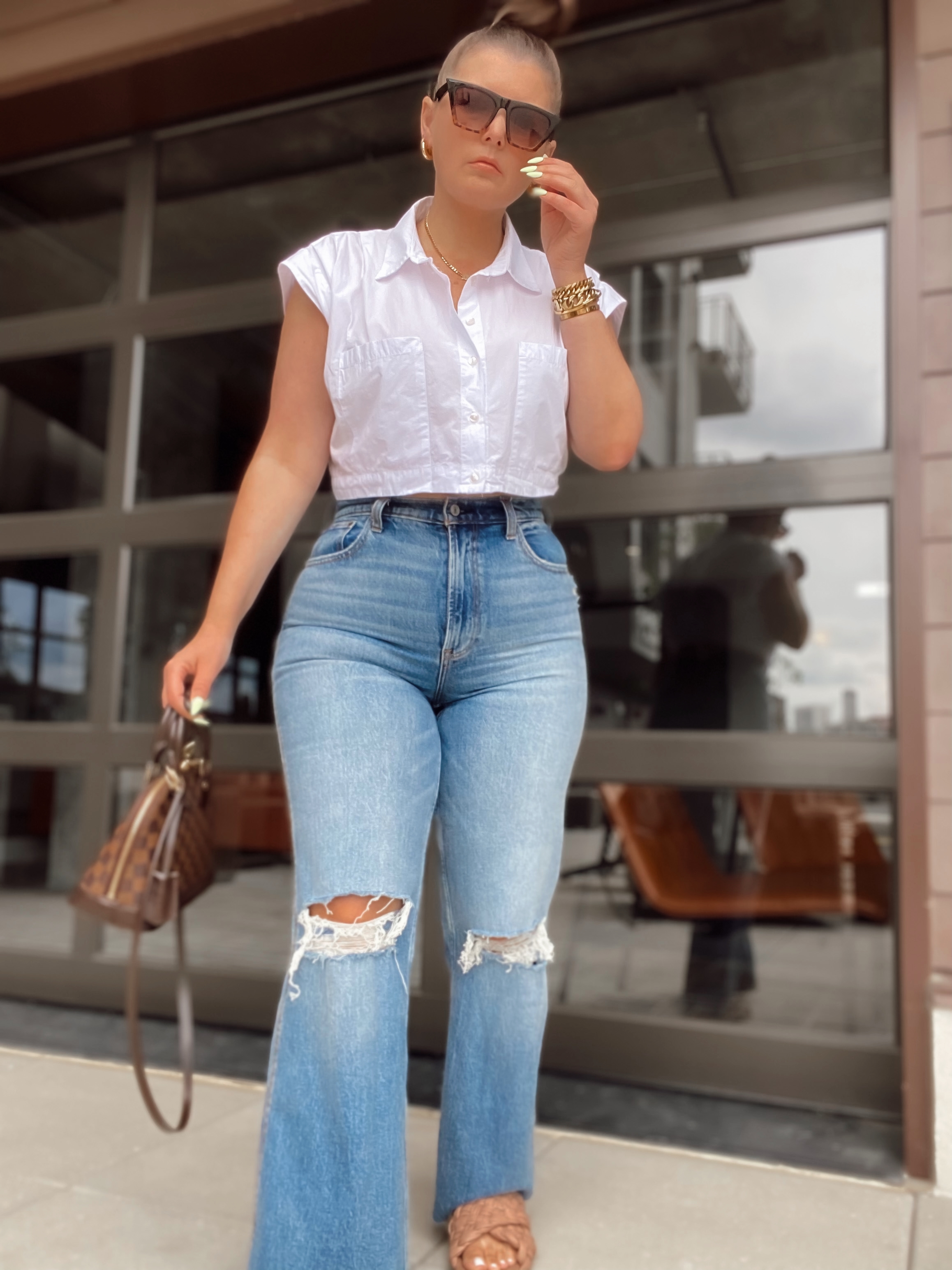 BEST TOP & DENIM BASICS FOR SUMMER: http://www.juliamarieb.com/2021/05/16/best-basics-for-summer:-tops-&-denim/.   @julia.marie.b