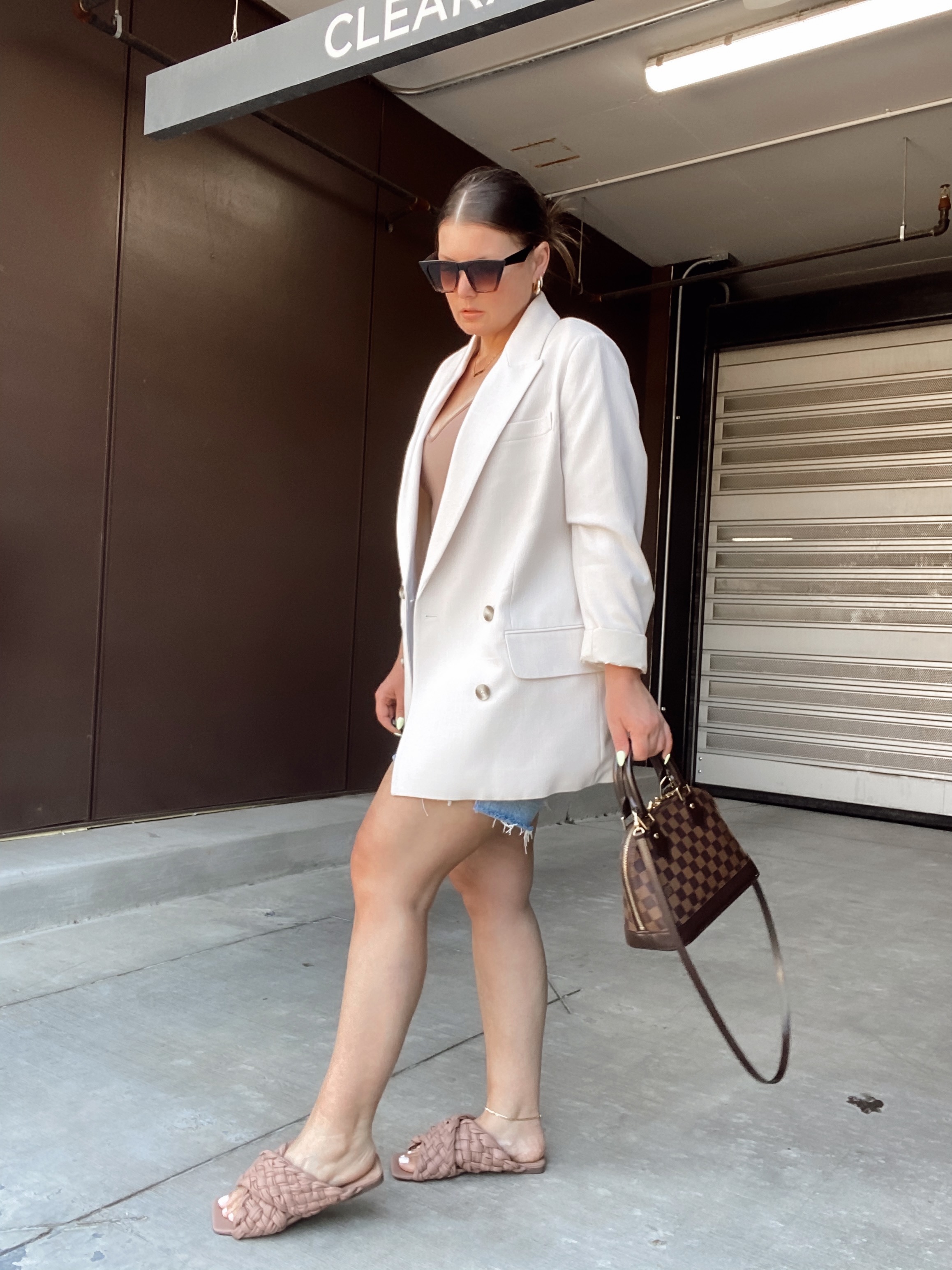 5 WAYS TO STYLE A BLAZER FOR SUMMER: http://www.juliamarieb.com/2021/05/19/5-ways-to-style:-blazer-for-summer-|-the-rule-of-5/.  |.  @julia.marie.b