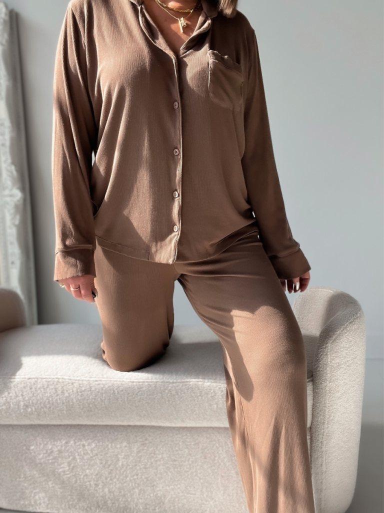 5 WINTER LOUNGEWEAR LOOKS: http://www.juliamarieb.com/2022/12/07/the-one-with-5-holiday-loungewear-looks/