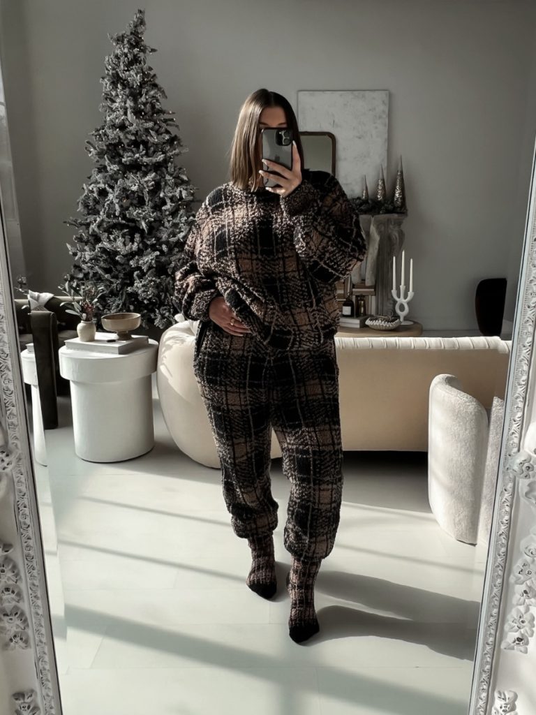 5 WINTER LOUNGEWEAR LOOKS: http://www.juliamarieb.com/2022/12/07/the-one-with-5-holiday-loungewear-looks/