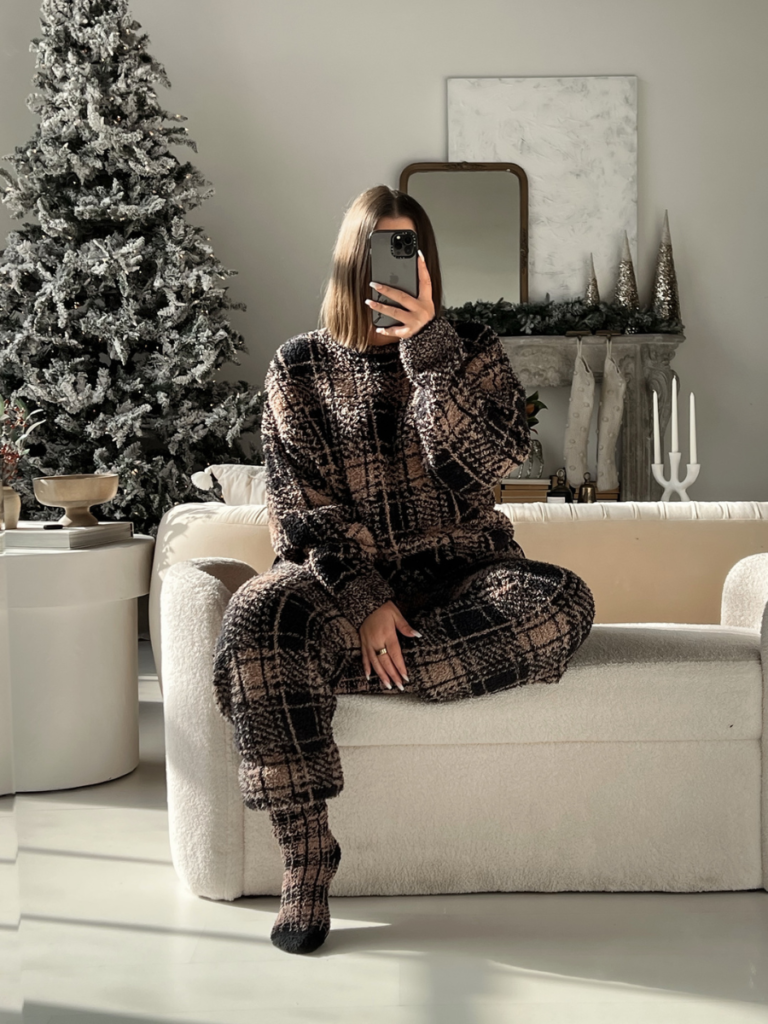 5 WINTER LOUNGEWEAR LOOKS: http://www.juliamarieb.com/2022/12/07/the-one-with-5-holiday-loungewear-looks/