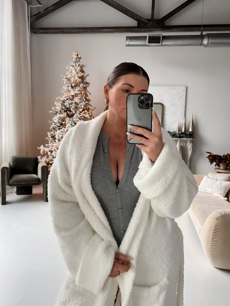 5 WINTER LOUNGEWEAR LOOKS: http://www.juliamarieb.com/2022/12/07/the-one-with-5-holiday-loungewear-looks/