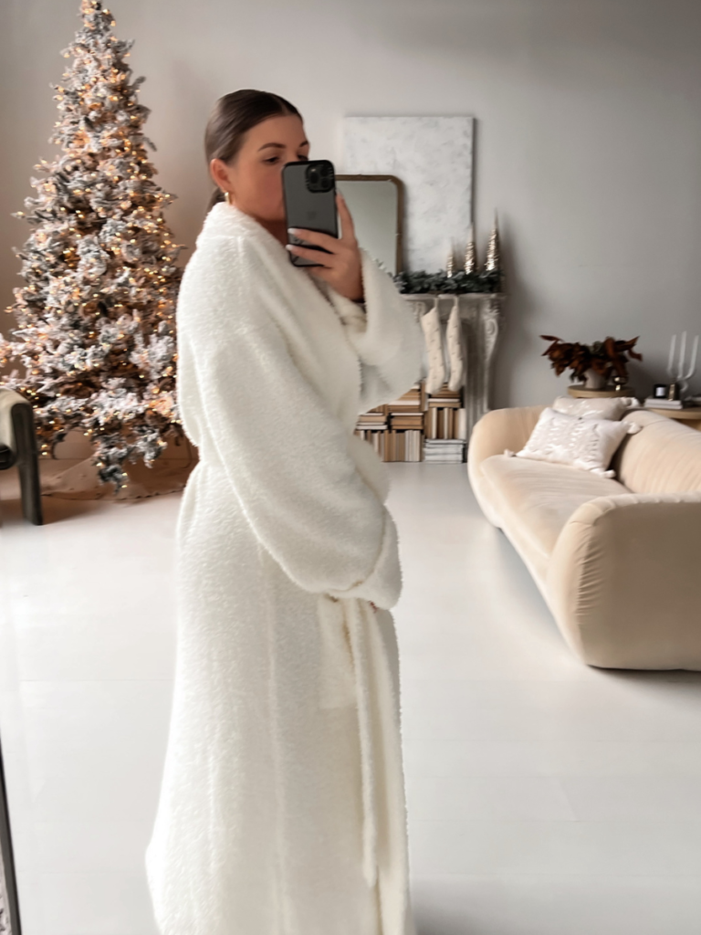 5 WINTER LOUNGEWEAR LOOKS: http://www.juliamarieb.com/2022/12/07/the-one-with-5-holiday-loungewear-looks/