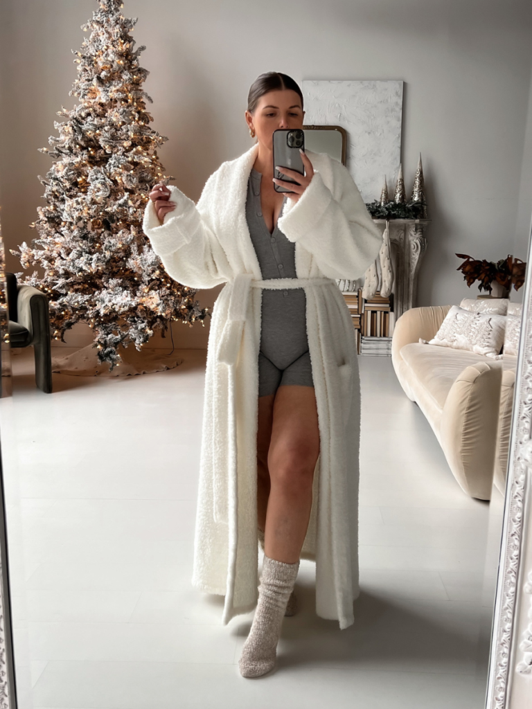 5 WINTER LOUNGEWEAR LOOKS: http://www.juliamarieb.com/2022/12/07/the-one-with-5-holiday-loungewear-looks/