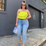 CASUAL SUMMER OUTFIT: MOM JEANS + RUFFLE CROP TOP. SHOP LOOK HERE: http://www.juliamarieb.com/2019/06/25/lime-ruffle-top-+-mom-jeans/ @julia.marie.b