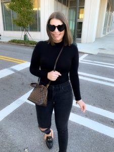 5 WAYS TO WEAR BLACK DENIM FOR FALL. SEE ALL 5 HERE: http://www.juliamarieb.com/2019/11/20/5-ways-to-style-black-denim-for-fall:-rule-of-5/ @julia.marie.b