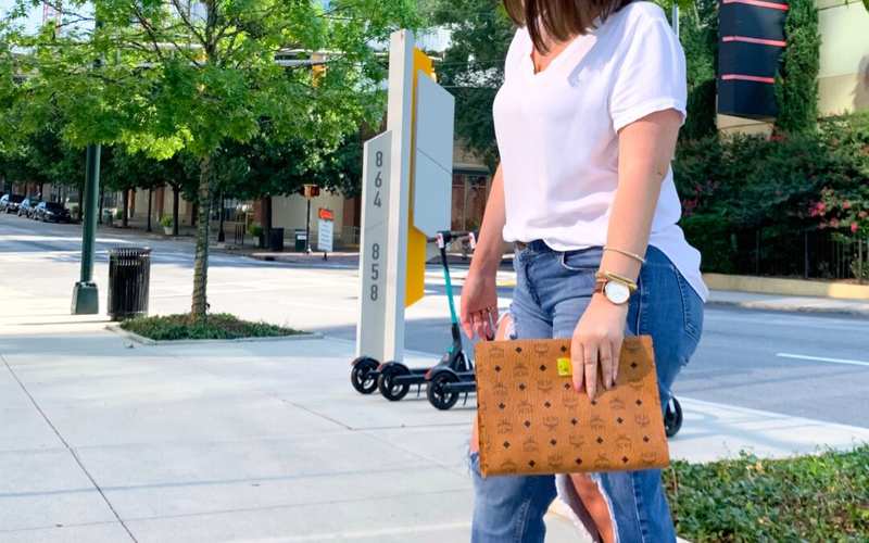 SUMMER OUTFIT: CLASSIC WHITE V-NECK AND DESTROYED BF JEANS